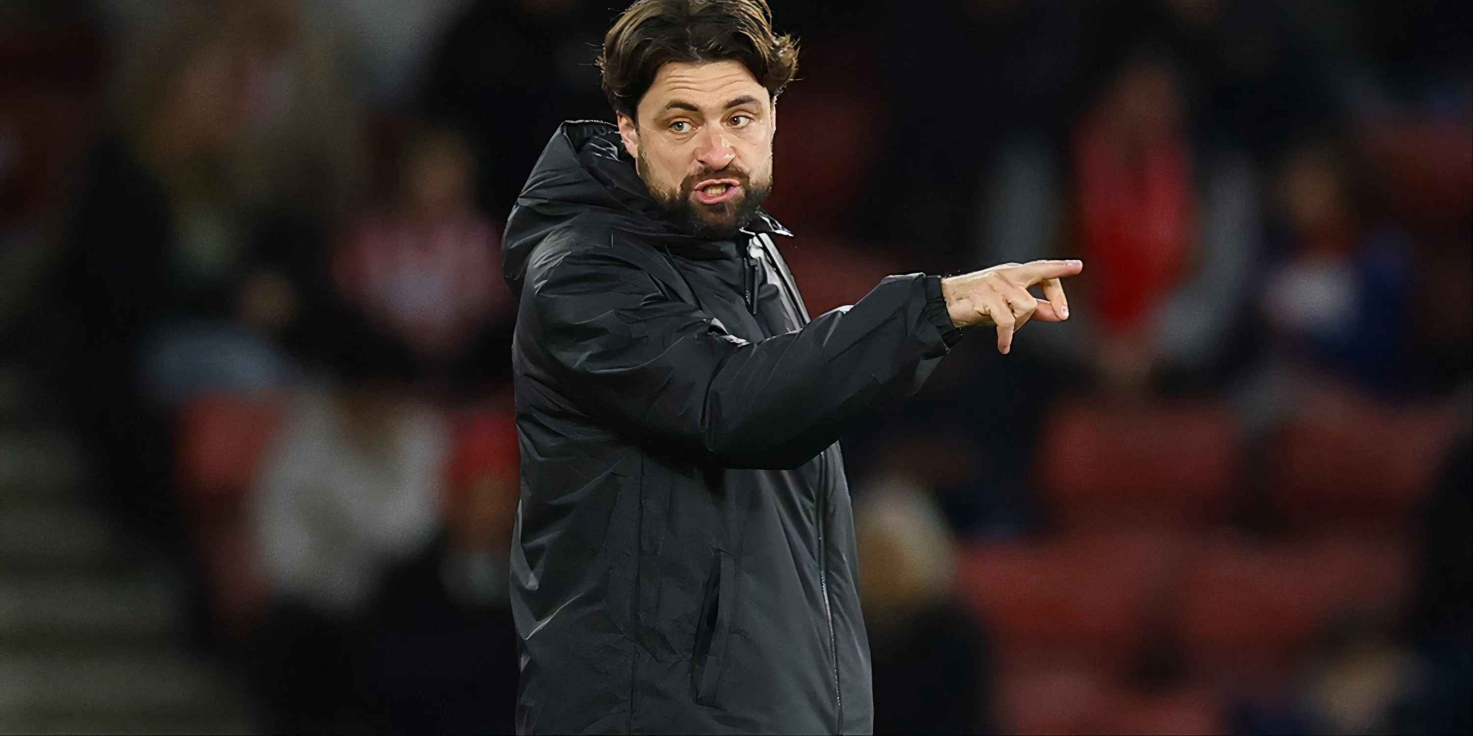 Một huấn luyện viên đang suy tính chiến lược chuyển nhượng trong bối cảnh Premier League