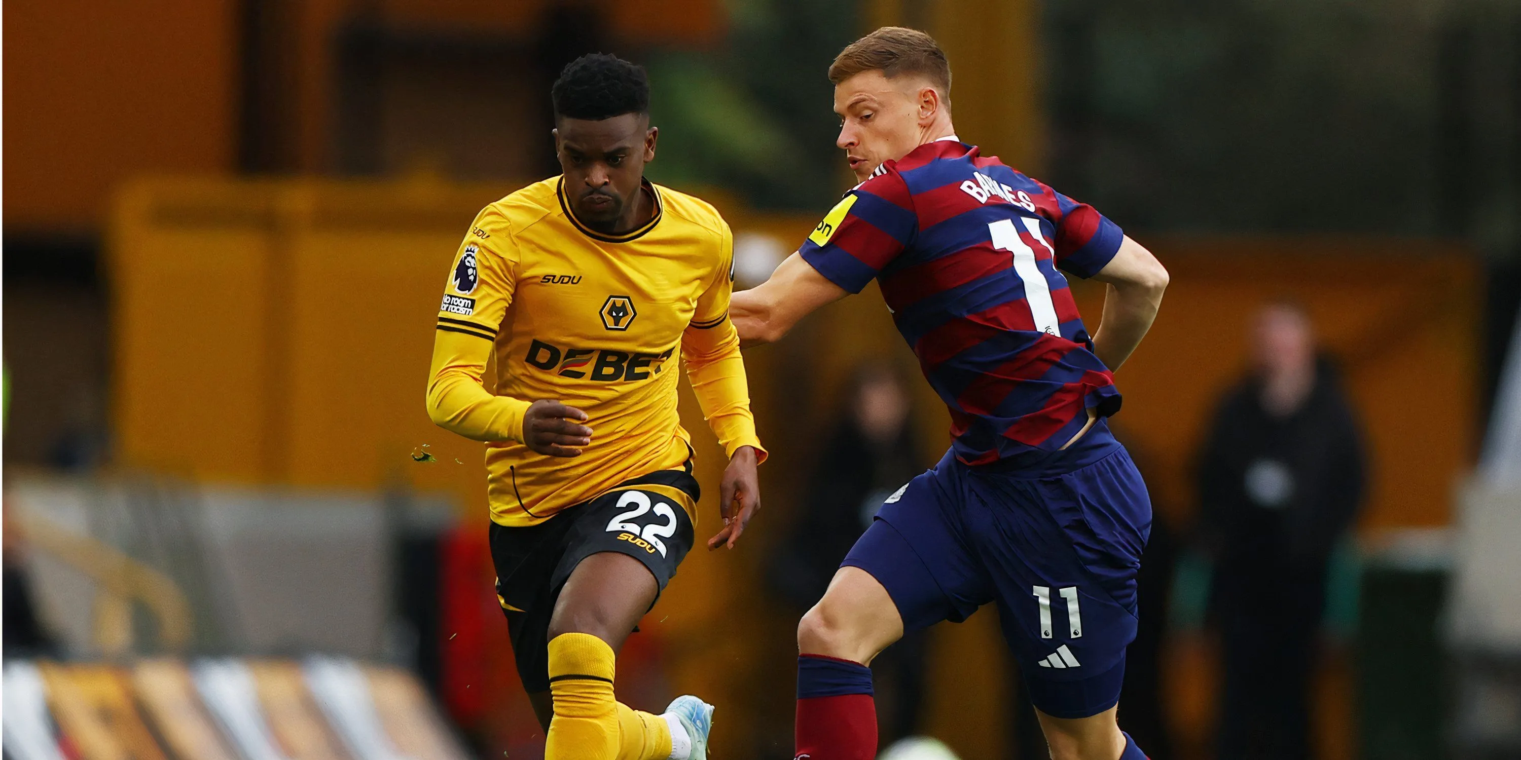 Nelson Semedo đang thi đấu cho Wolves trên sân cỏ