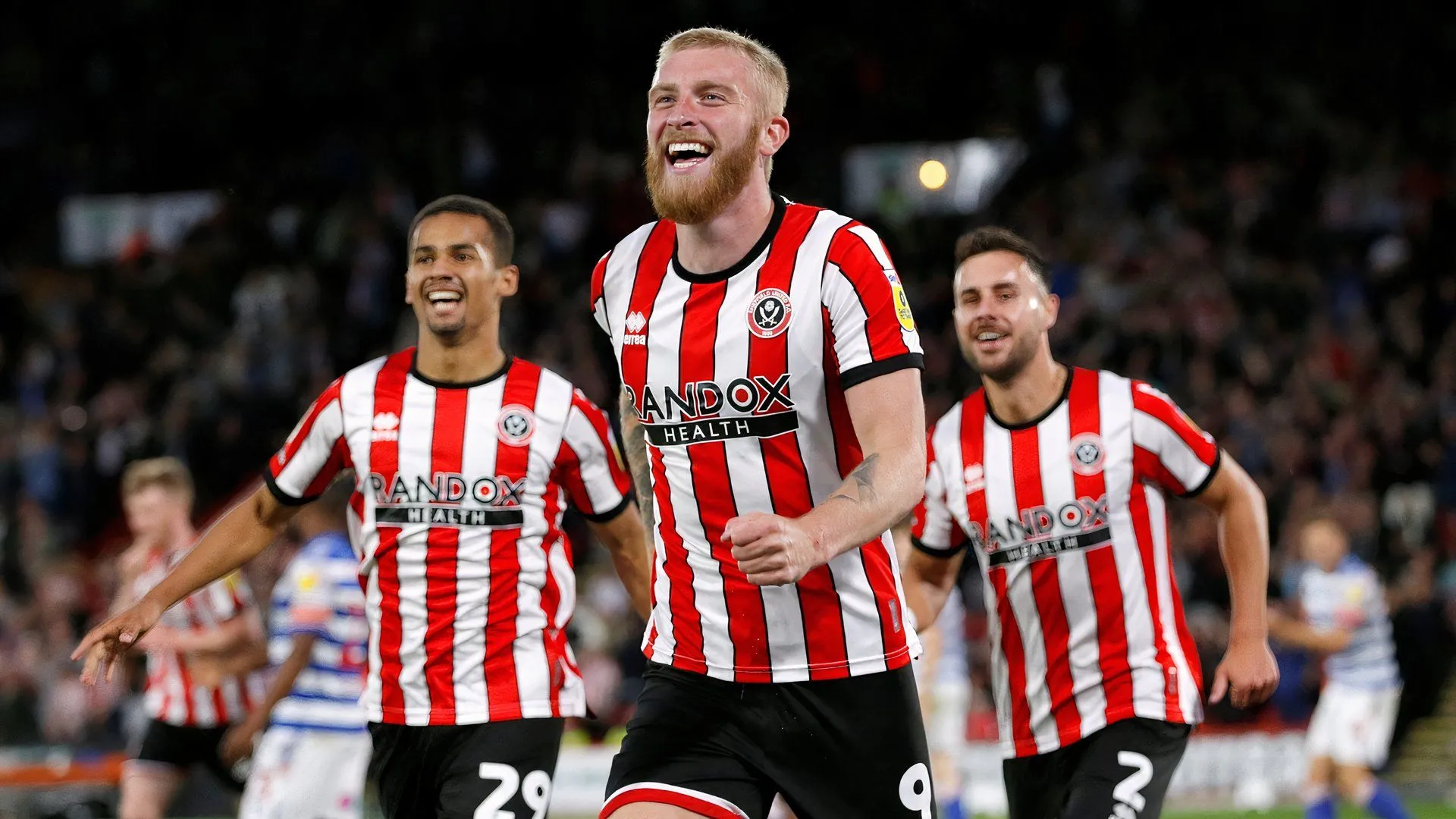 Oli McBurnie ghi bàn trong màu áo Sheffield United trong trận đấu với Reading