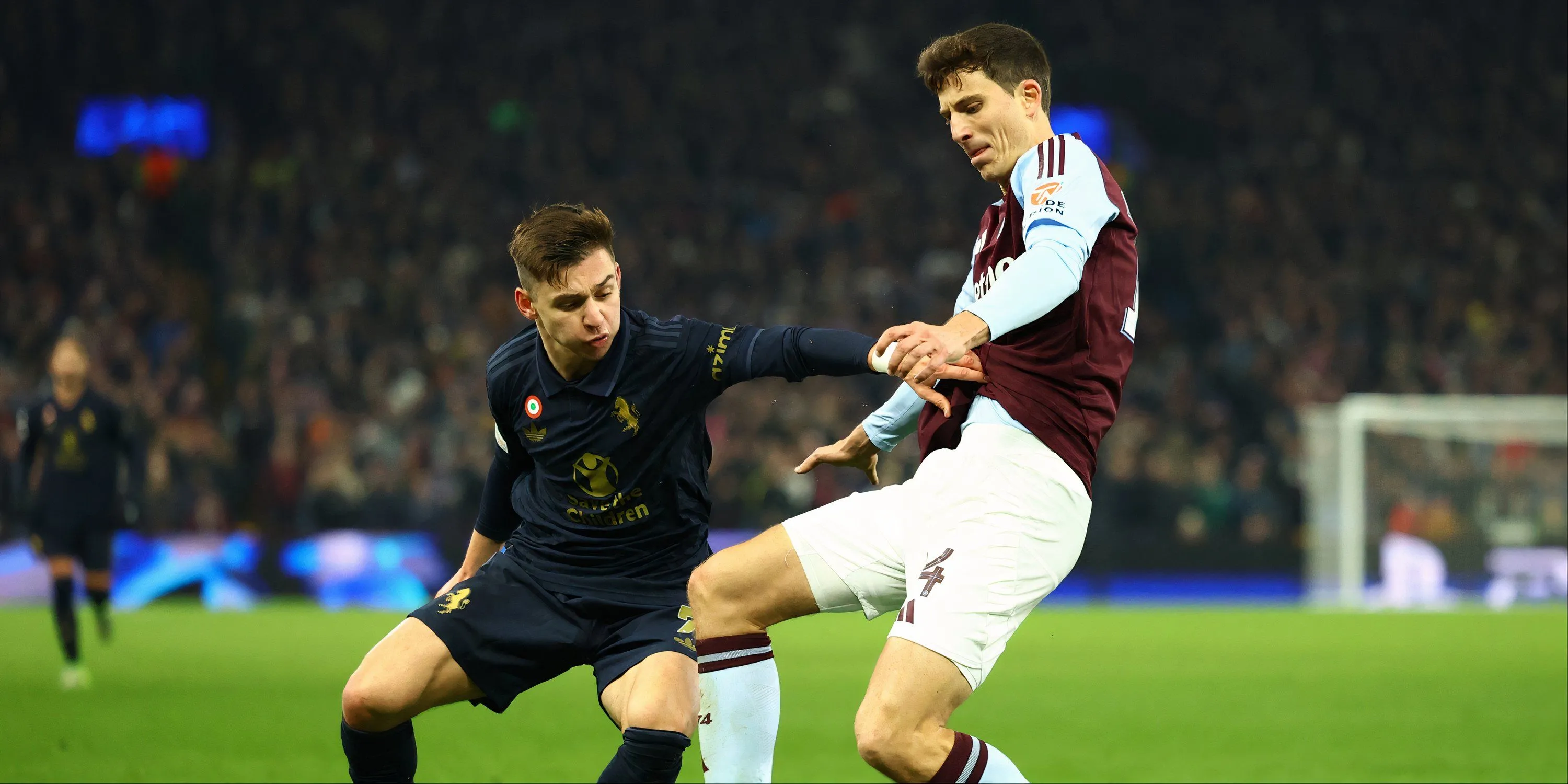 Pau Torres, trung vệ chủ chốt của Aston Villa, trong một pha bóng tại Premier League