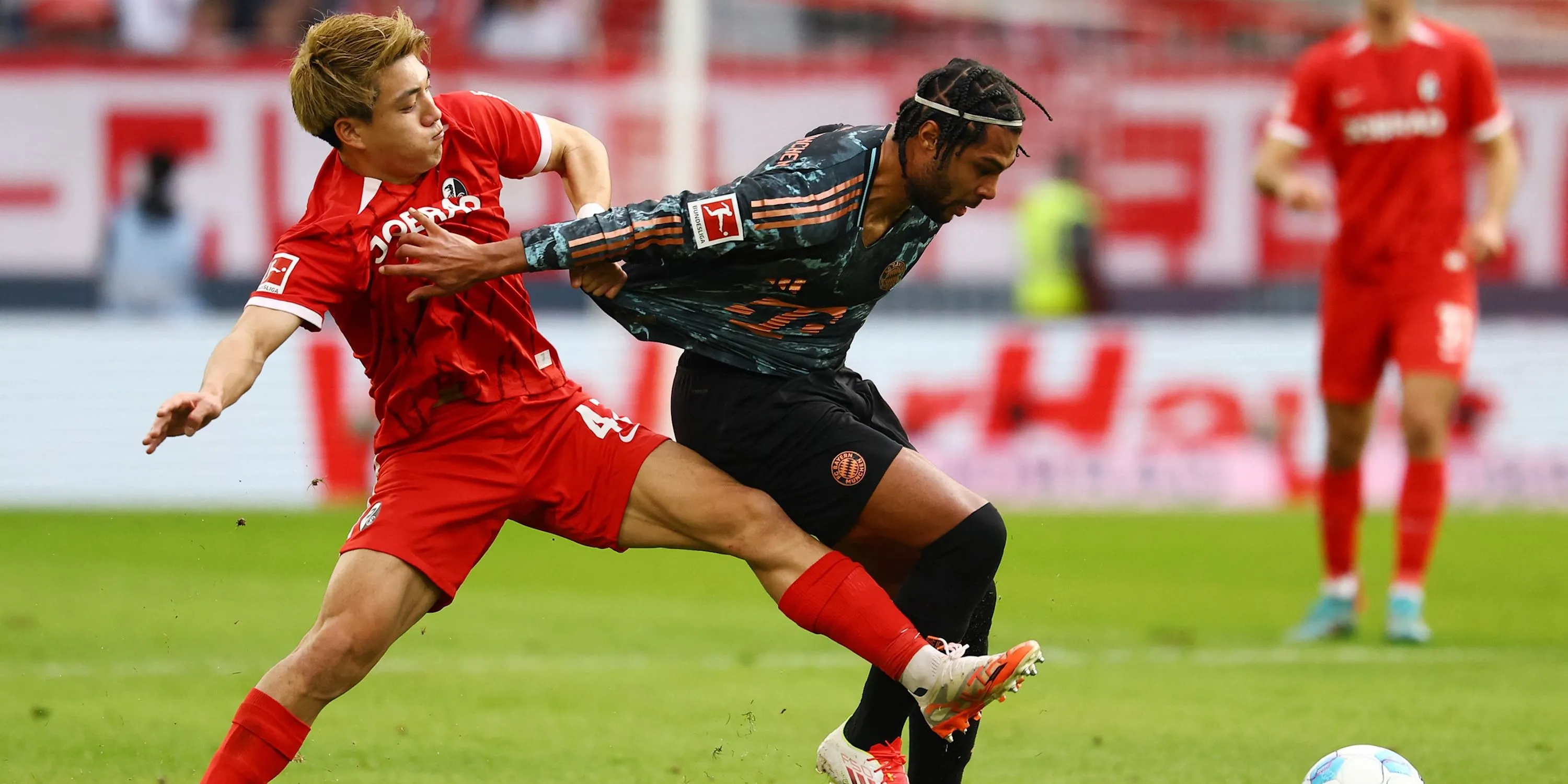 Serge Gnabry thi đấu cho Bayern Munich. Cầu thủ chạy cánh người Đức là một trong những cái tên được chào mời đến Chelsea.