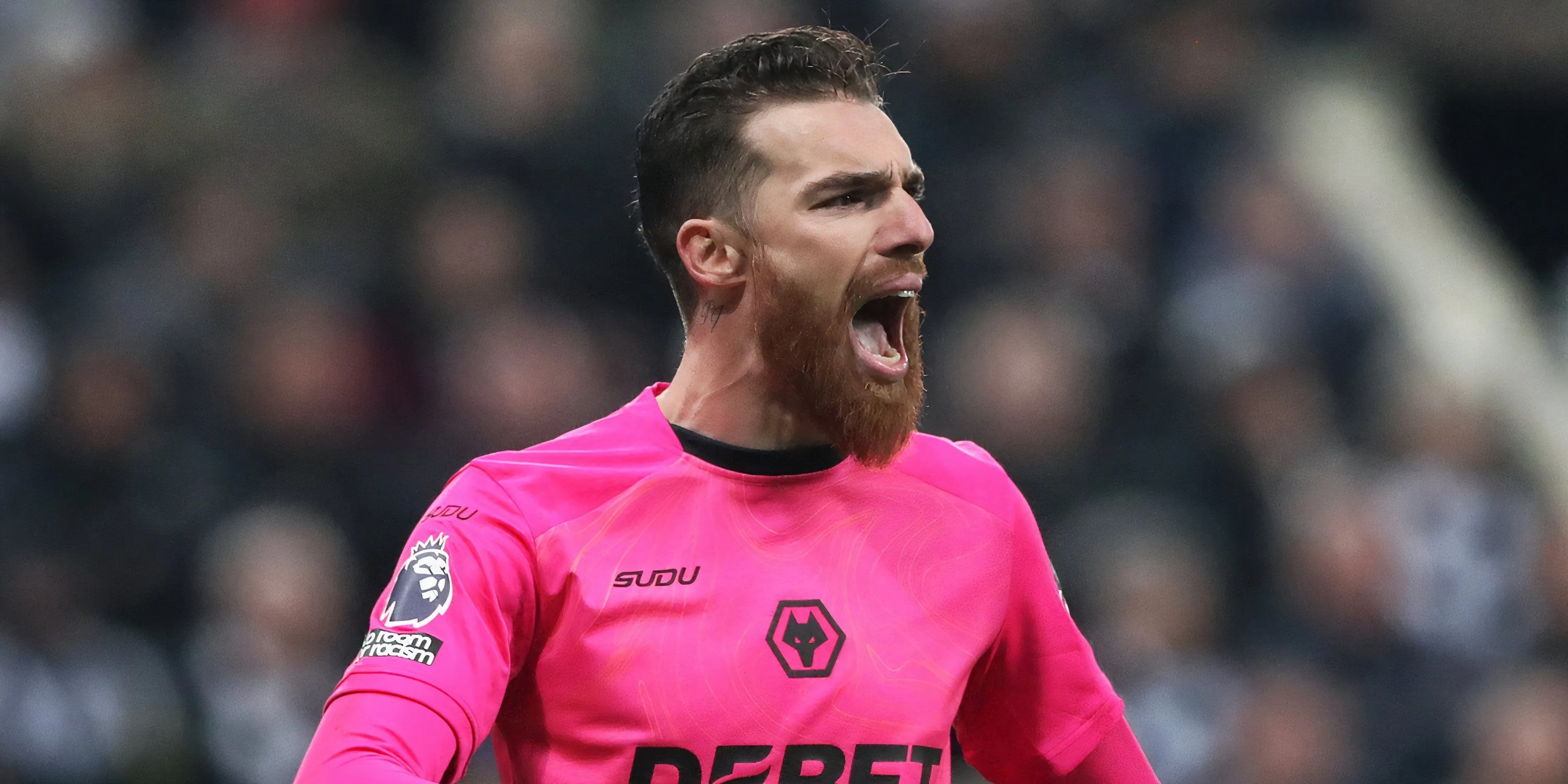 Thủ môn Jose Sa trong màu áo Wolves đang bắt bóng