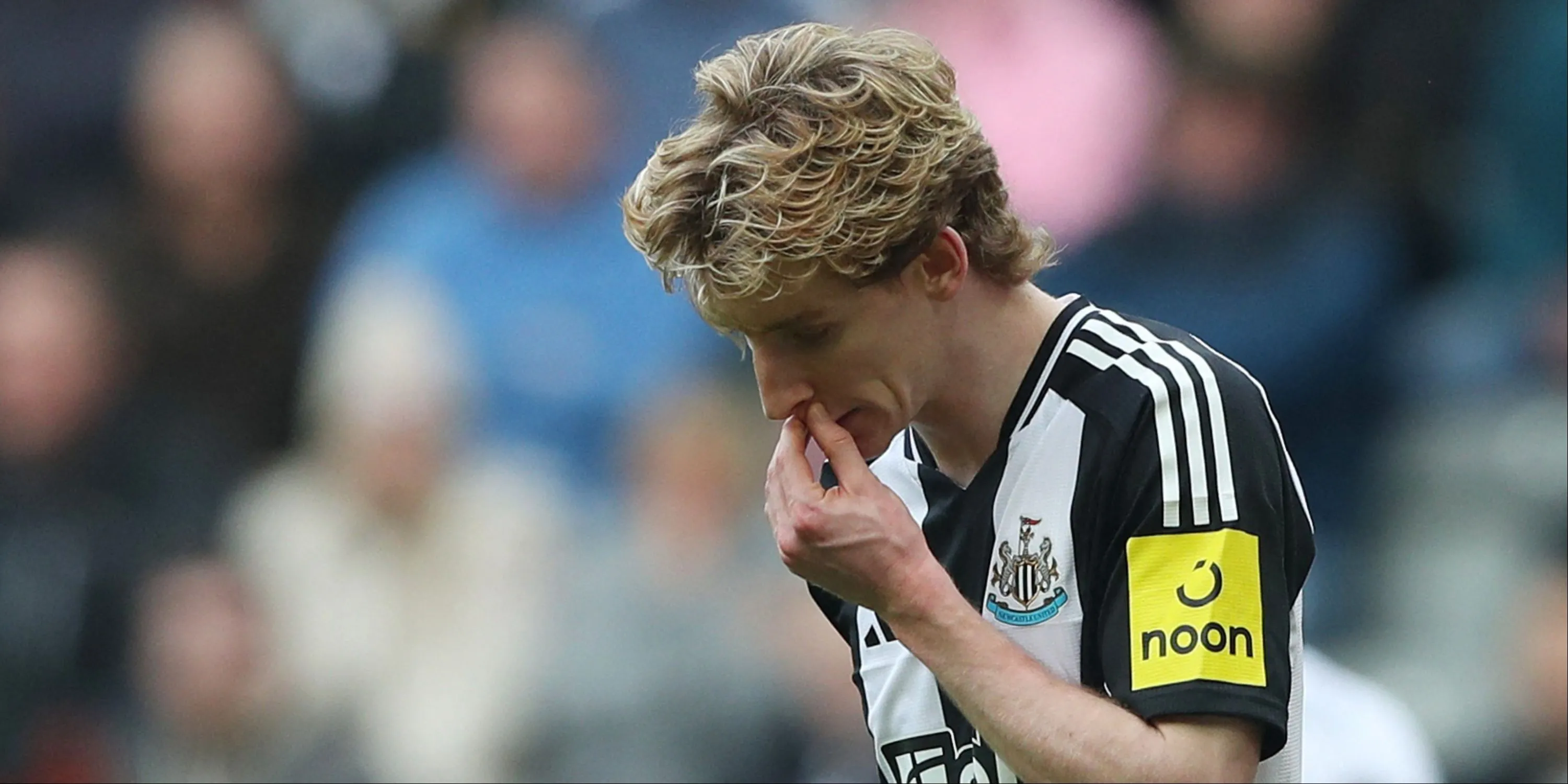 Tiền đạo Anthony Gordon trong màu áo Newcastle United