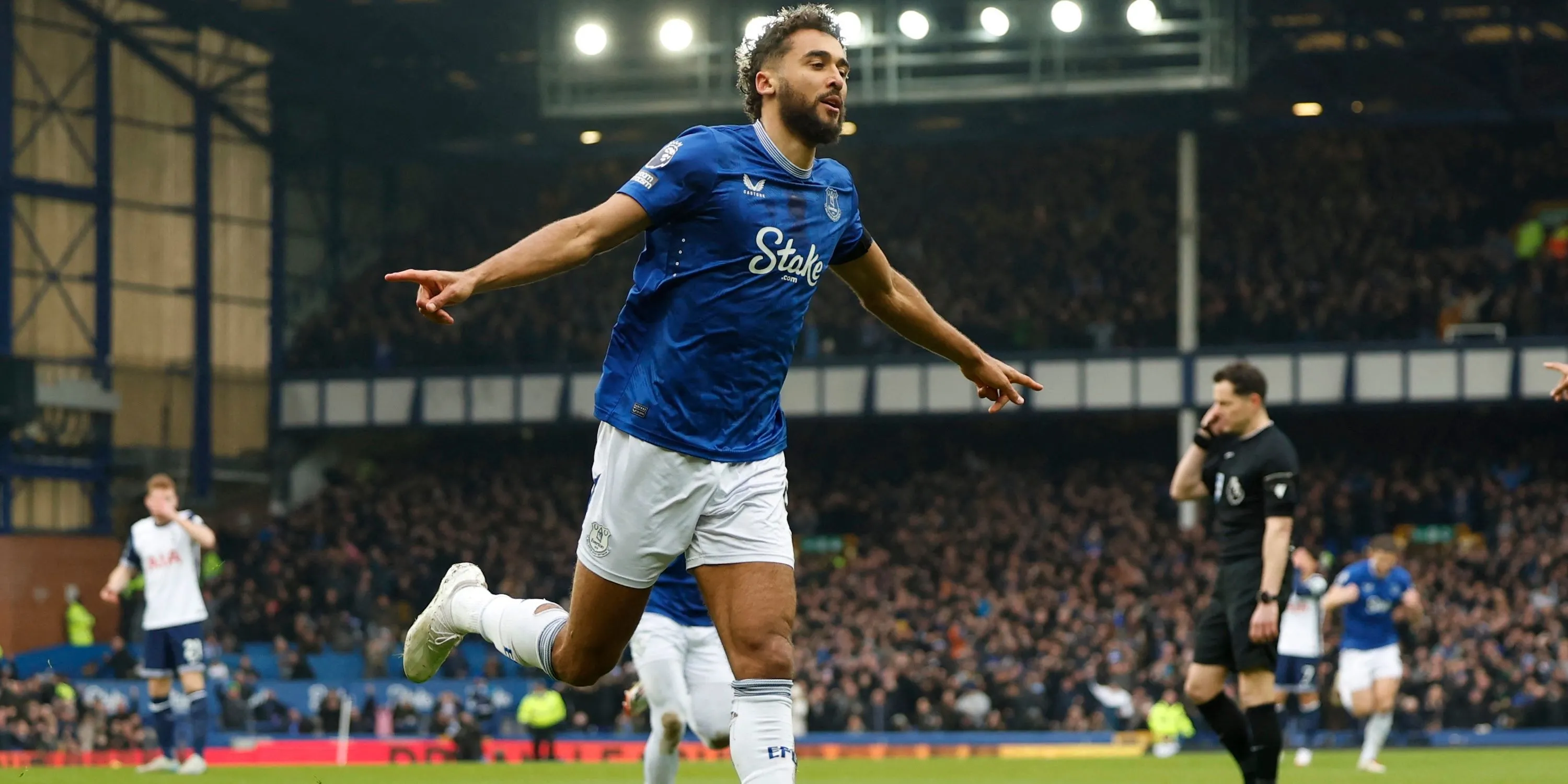Tiền đạo Dominic Calvert-Lewin ăn mừng bàn thắng cho Everton