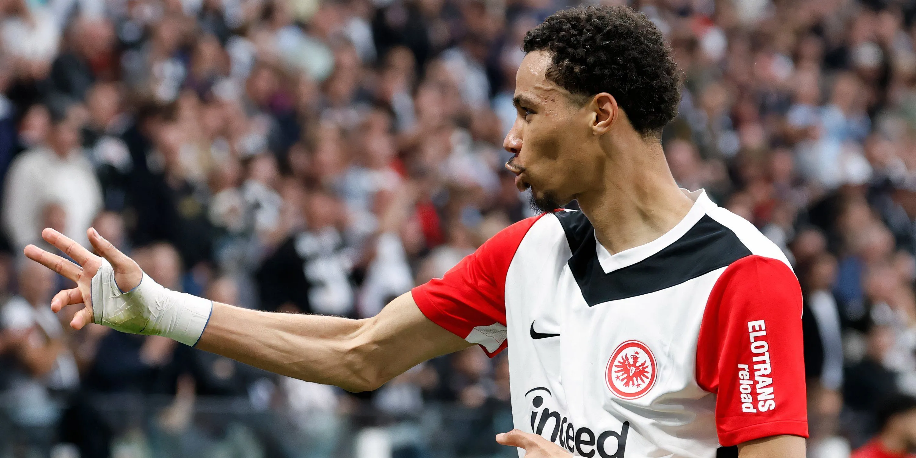 Tiền đạo Hugo Ekitike trong màu áo Eintracht Frankfurt, mục tiêu chuyển nhượng của Chelsea