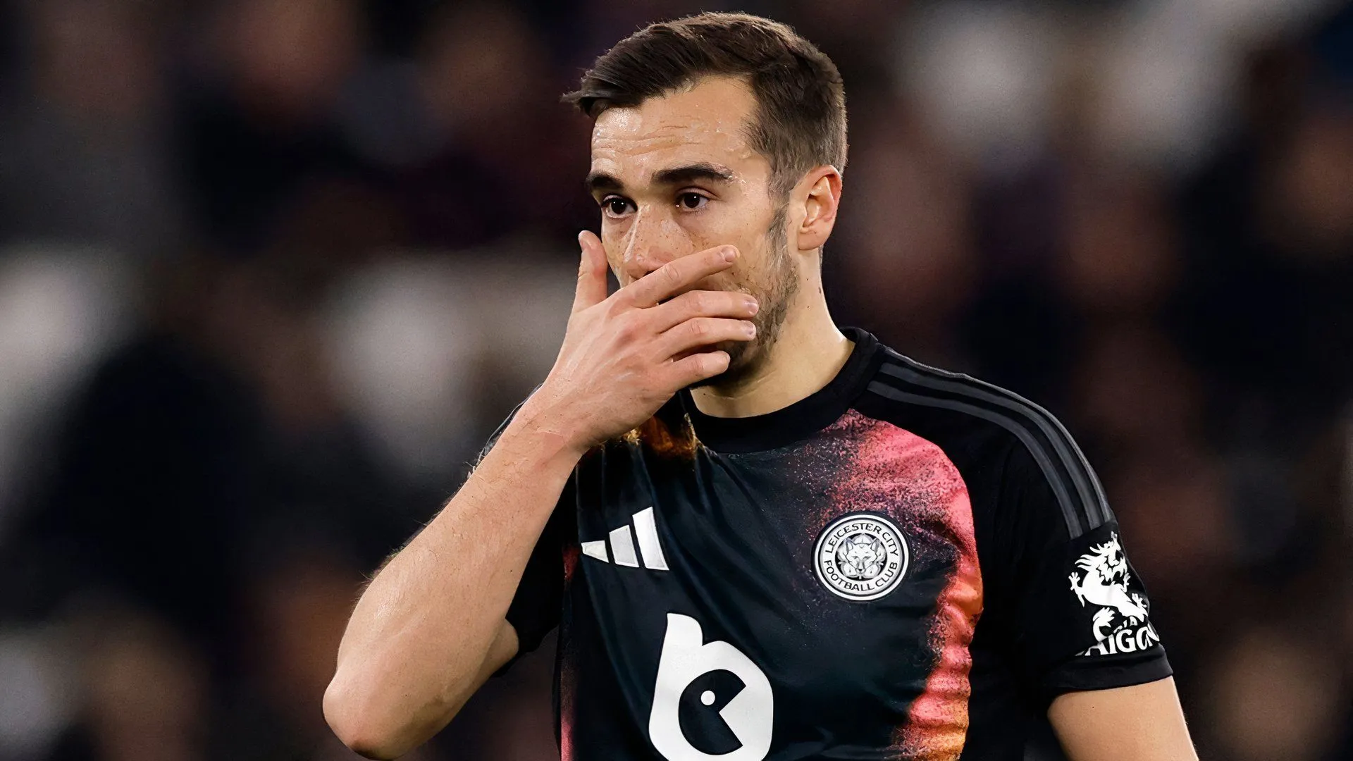 Tiền vệ Harry Winks trong màu áo Leicester City tại sân King Power