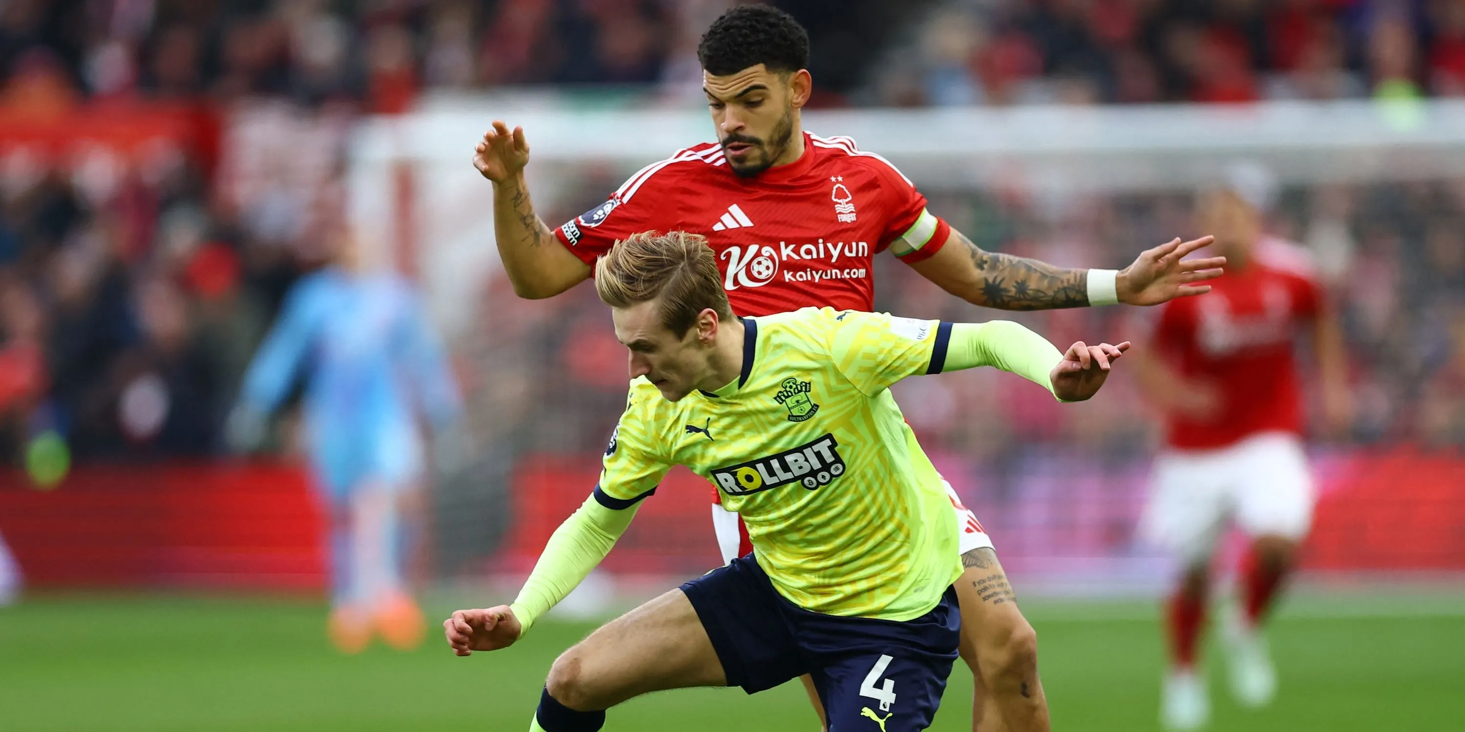 Tiền vệ thi đấu tại Premier League, thể hiện sự cạnh tranh trên thị trường chuyển nhượng bóng đá Anh