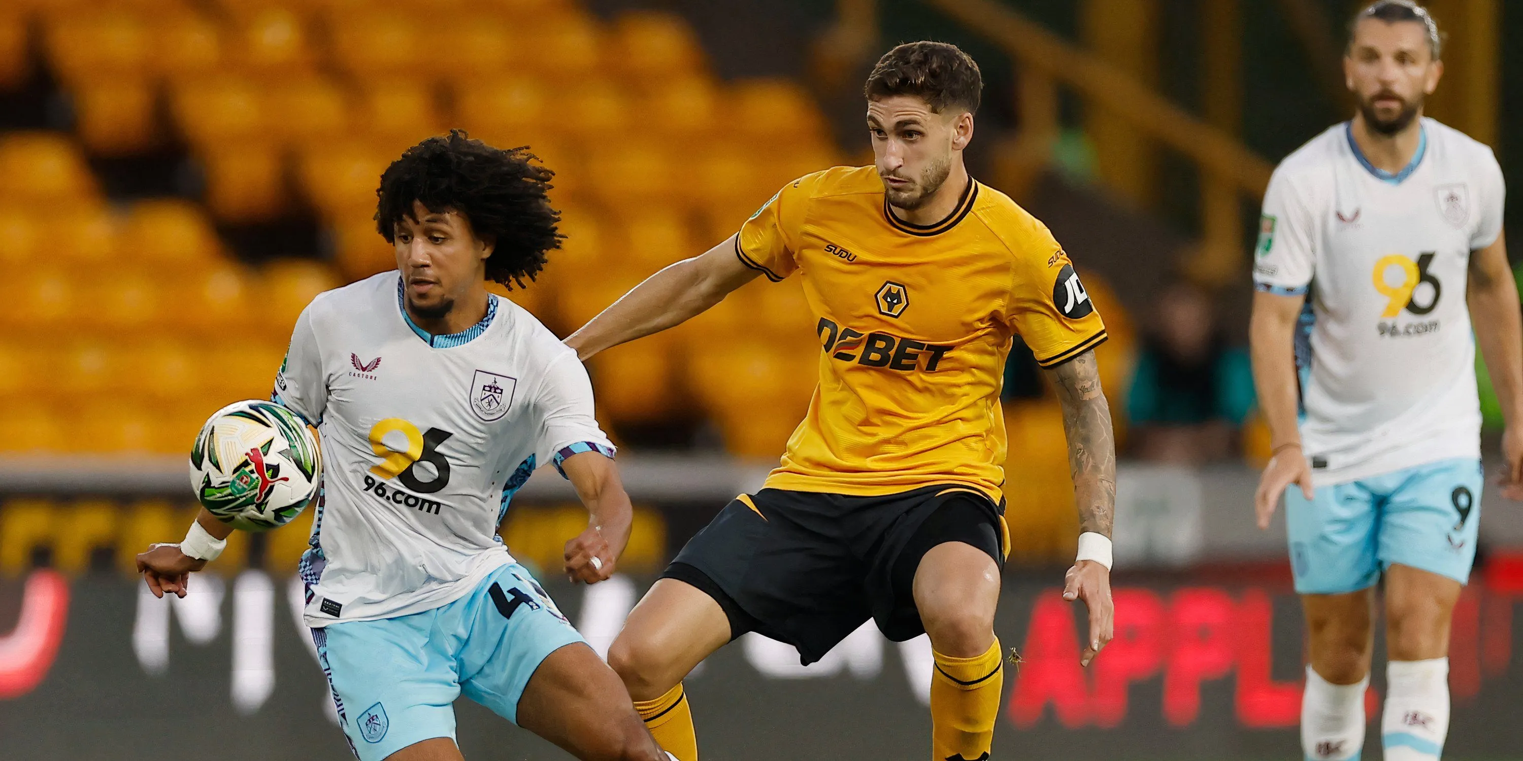 Trung vệ Santiago Bueno thi đấu cho Wolves tại Premier League