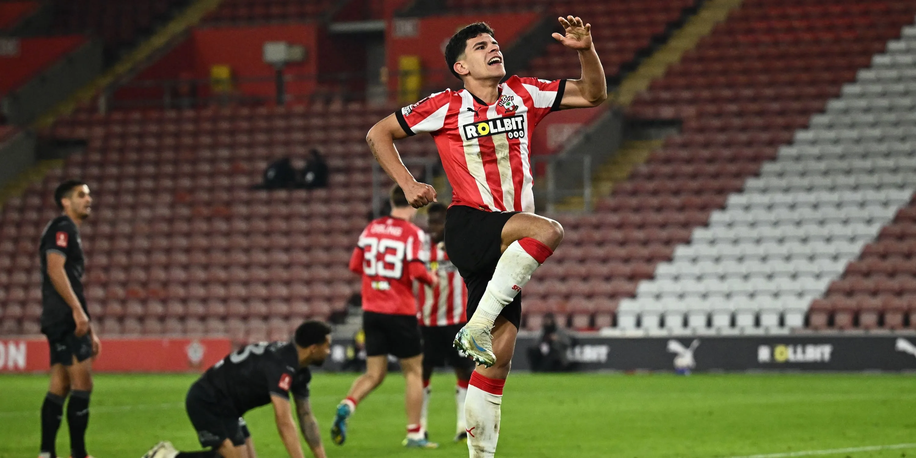Tyler Dibling, tiền đạo cánh trẻ đầy tiềm năng của Southampton, ăn mừng bàn thắng