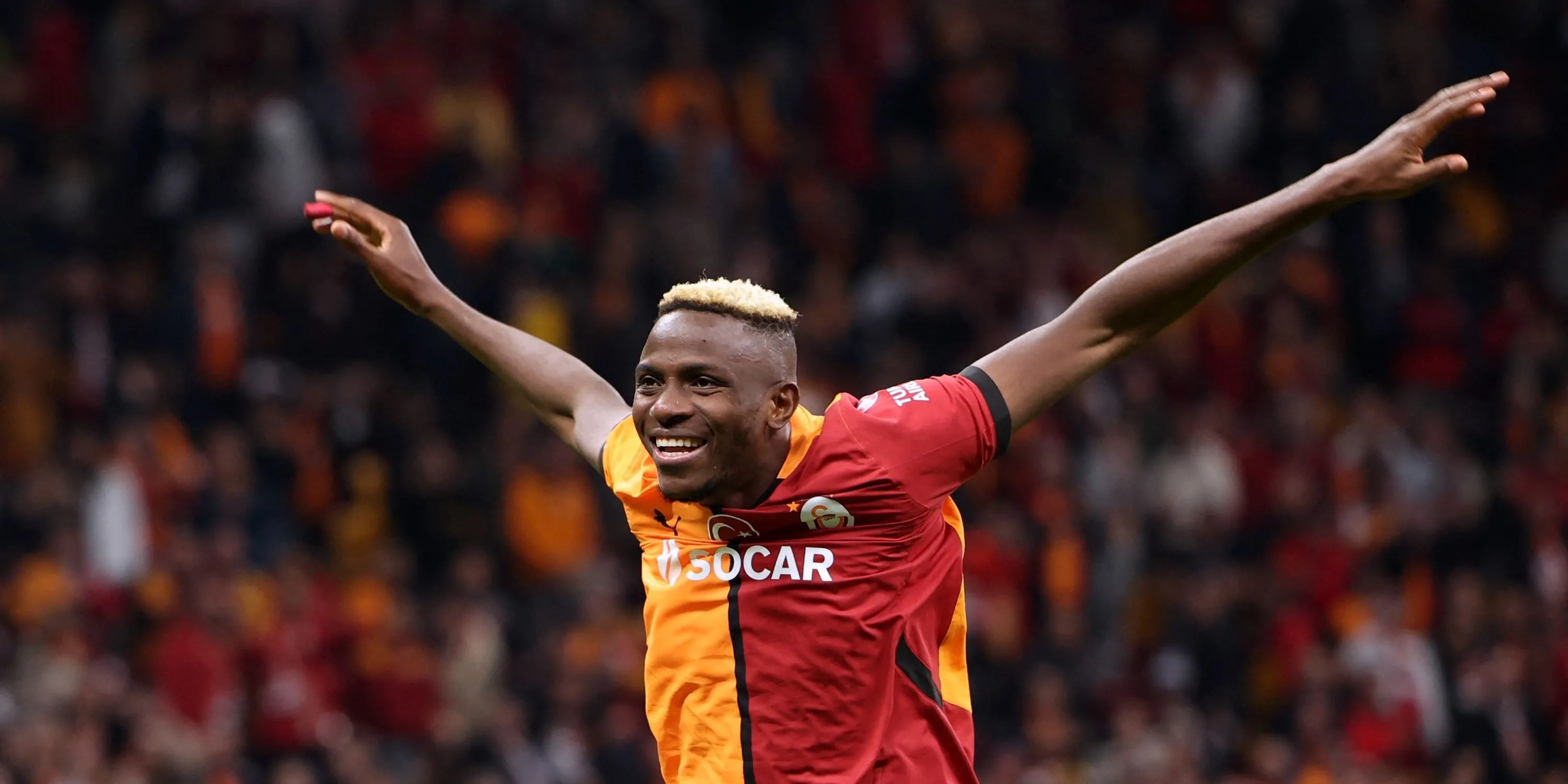 Victor Osimhen ăn mừng bàn thắng trong màu áo Galatasaray, thể hiện phong độ ghi bàn ấn tượng.