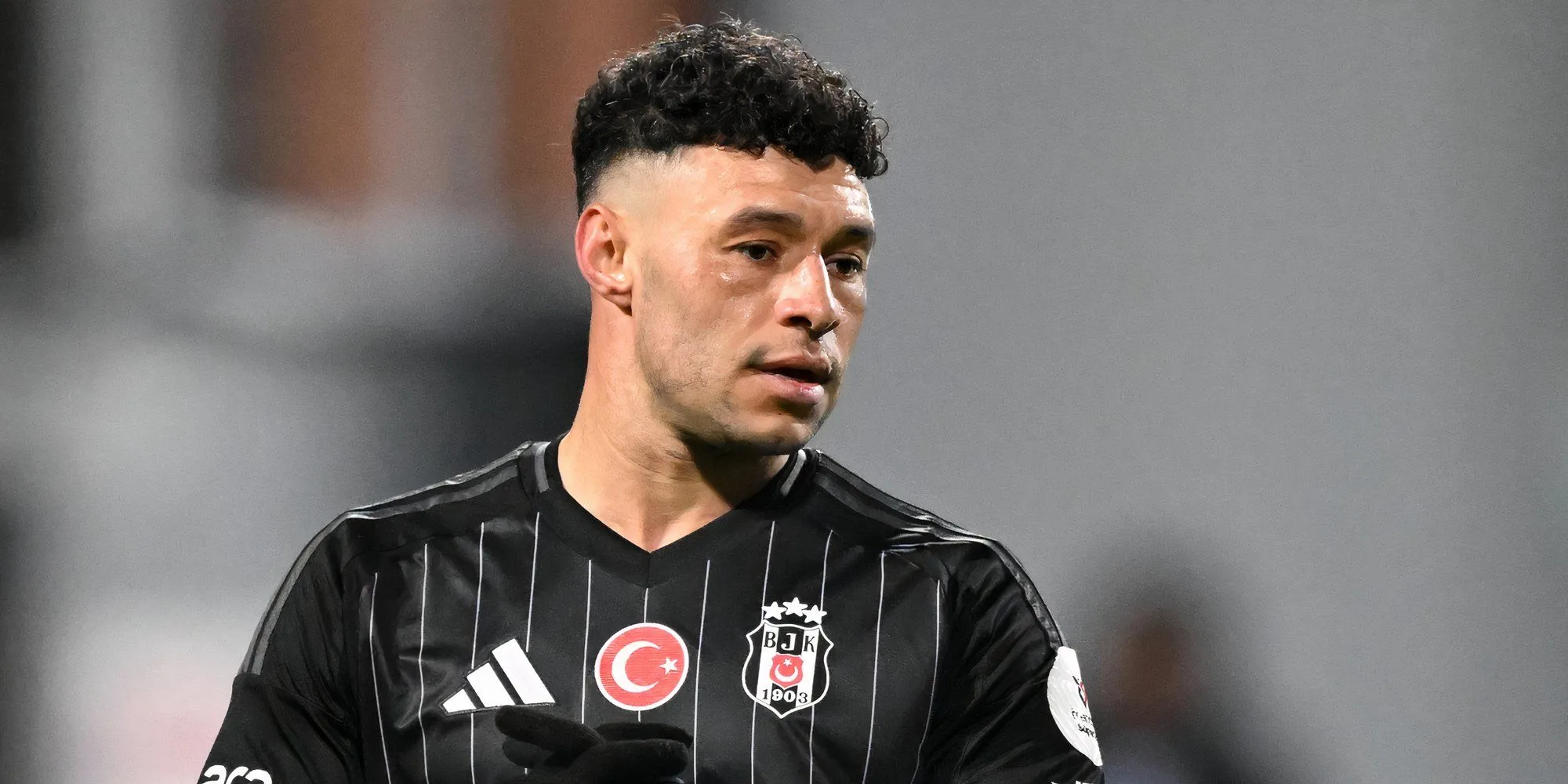 Alex Oxlade-Chamberlain trong màu áo Besiktas sau khi bị thanh lý hợp đồng