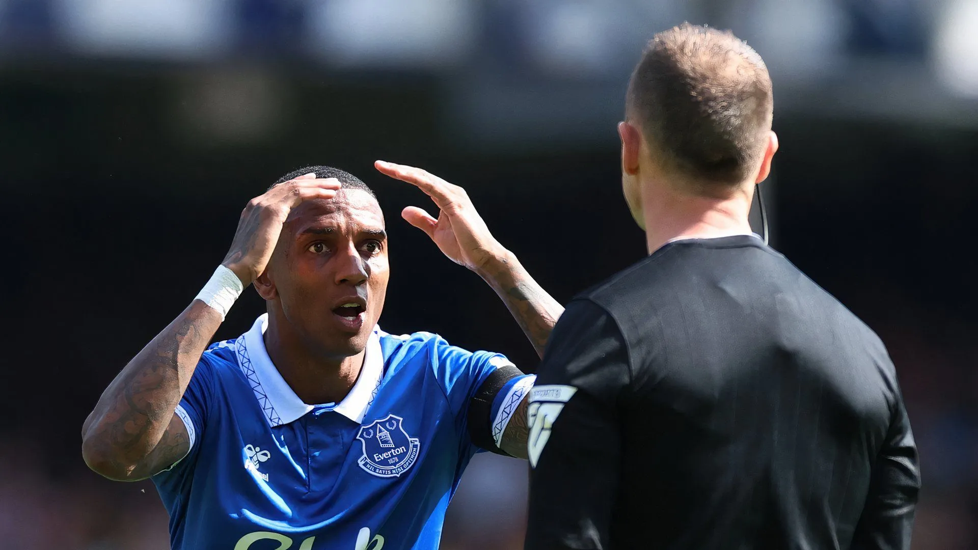 Ashley Young trong màu áo Everton trước khi chuyển nhượng tự do