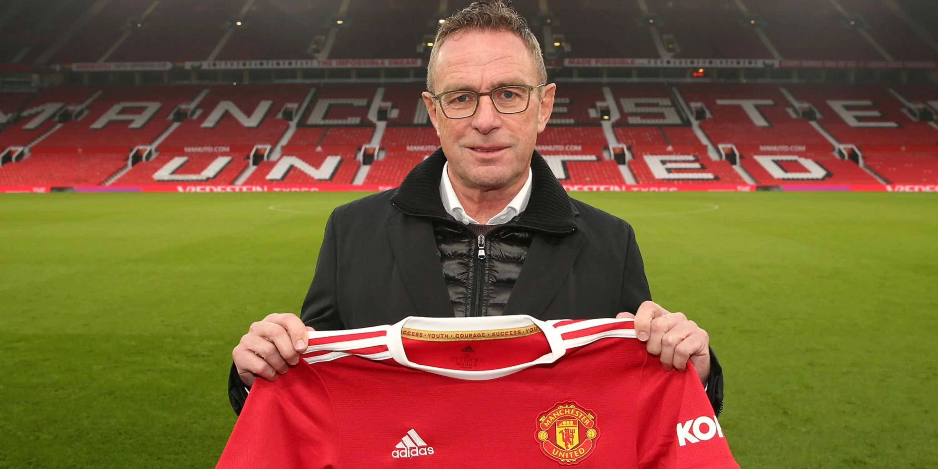 Biểu tượng Manchester United trên nền hiệu ứng kỹ thuật số, thể hiện sự hoài niệm về các quyết định chuyển nhượng đã qua.