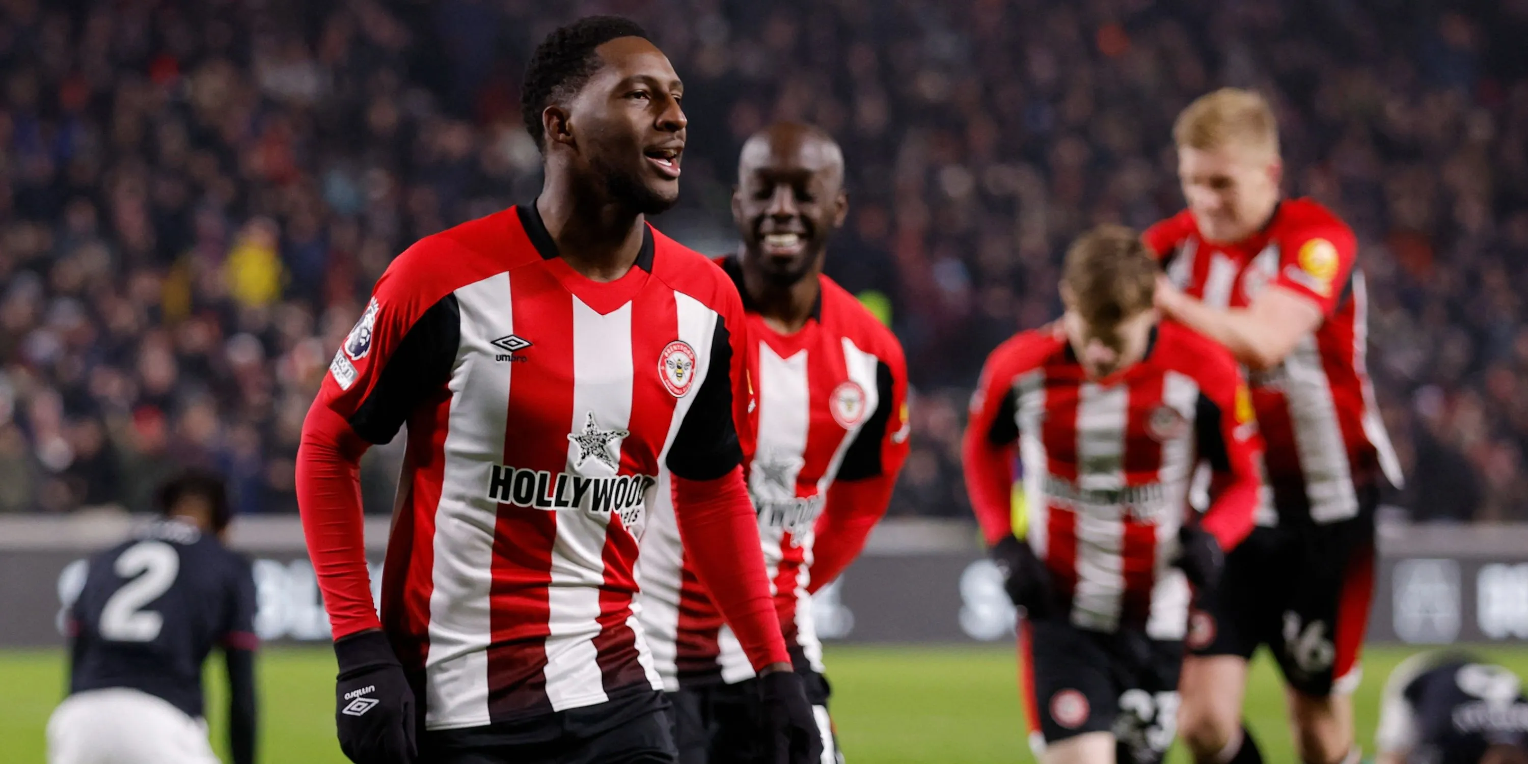 Các cầu thủ Brentford ăn mừng bàn thắng tại Premier League