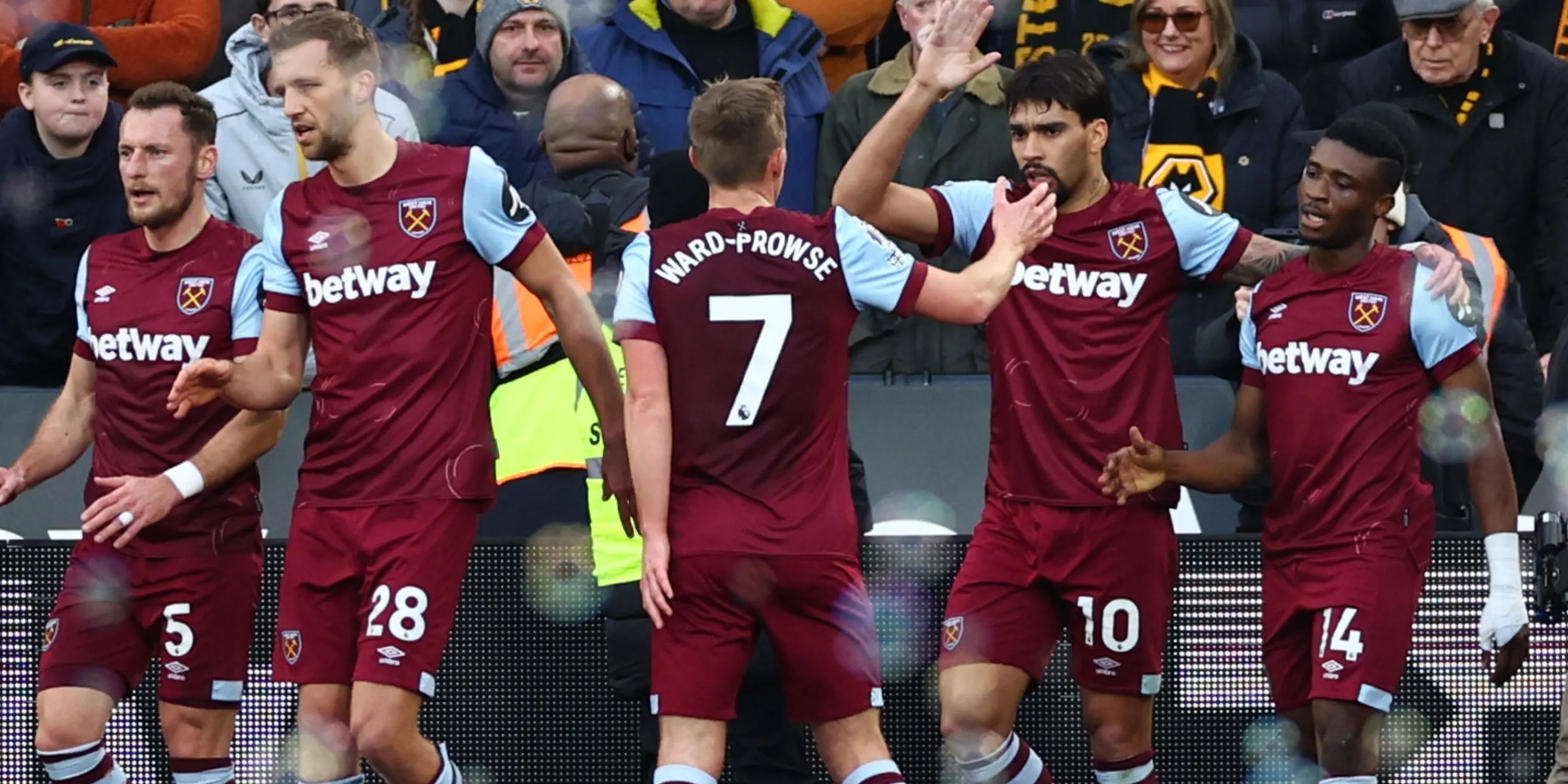 Các cầu thủ West Ham United ăn mừng bàn thắng trong trận đấu