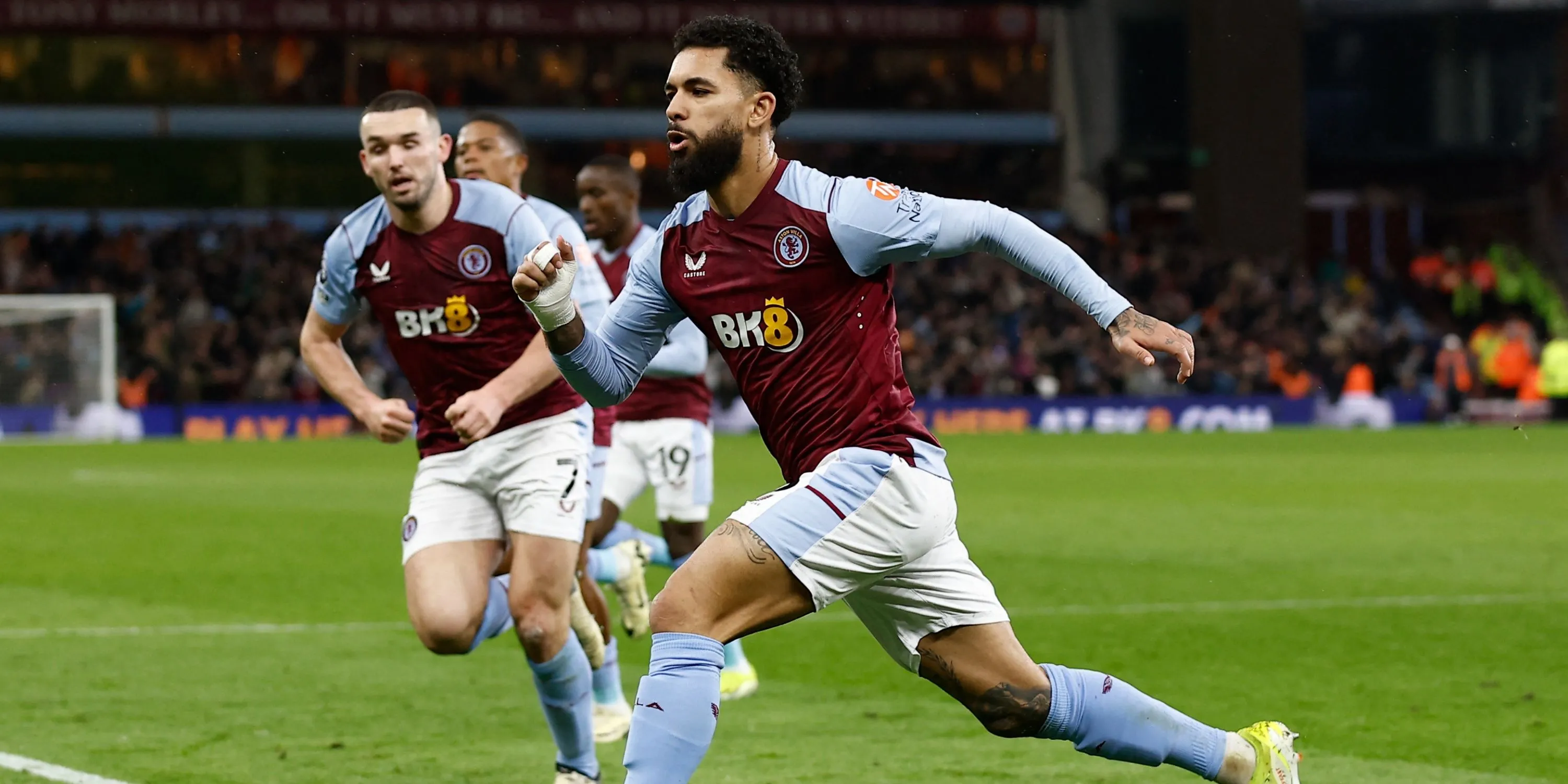 Cận cảnh tiền vệ Douglas Luiz của Aston Villa trước đây