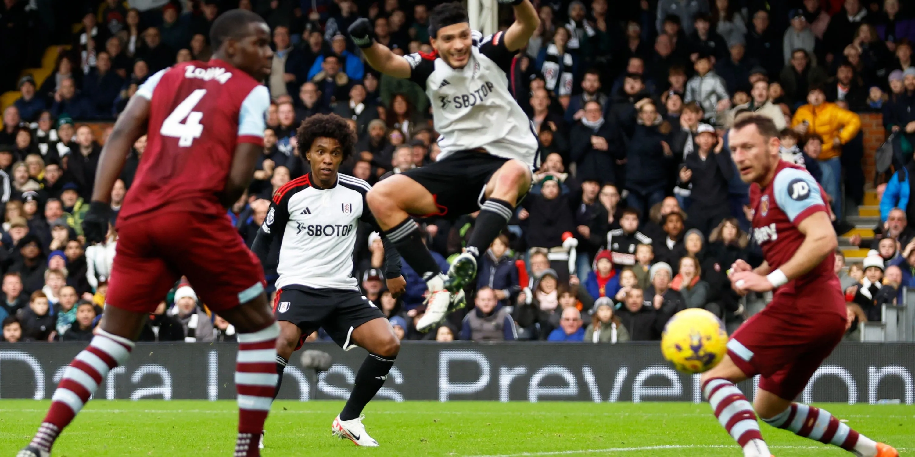 Cầu thủ Willian của Fulham ăn mừng bàn thắng vào lưới West Ham