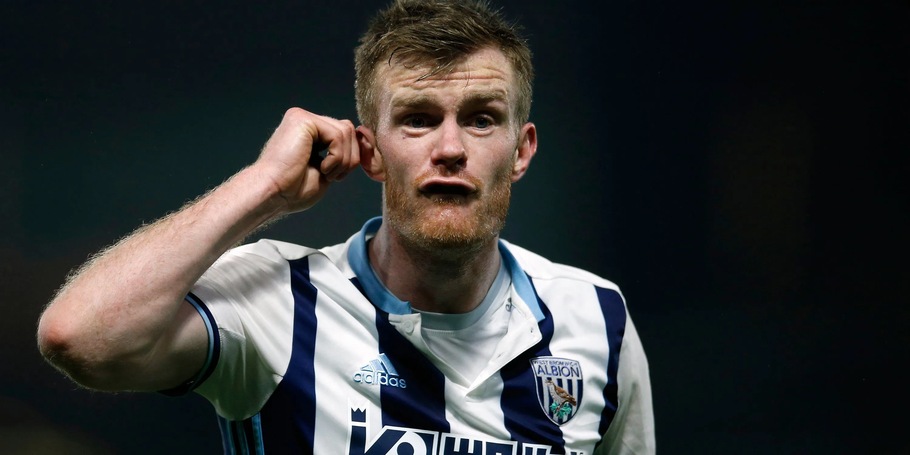 Chris Brunt trong màu áo West Bromwich Albion, thể hiện sự bền bỉ và đa năng
