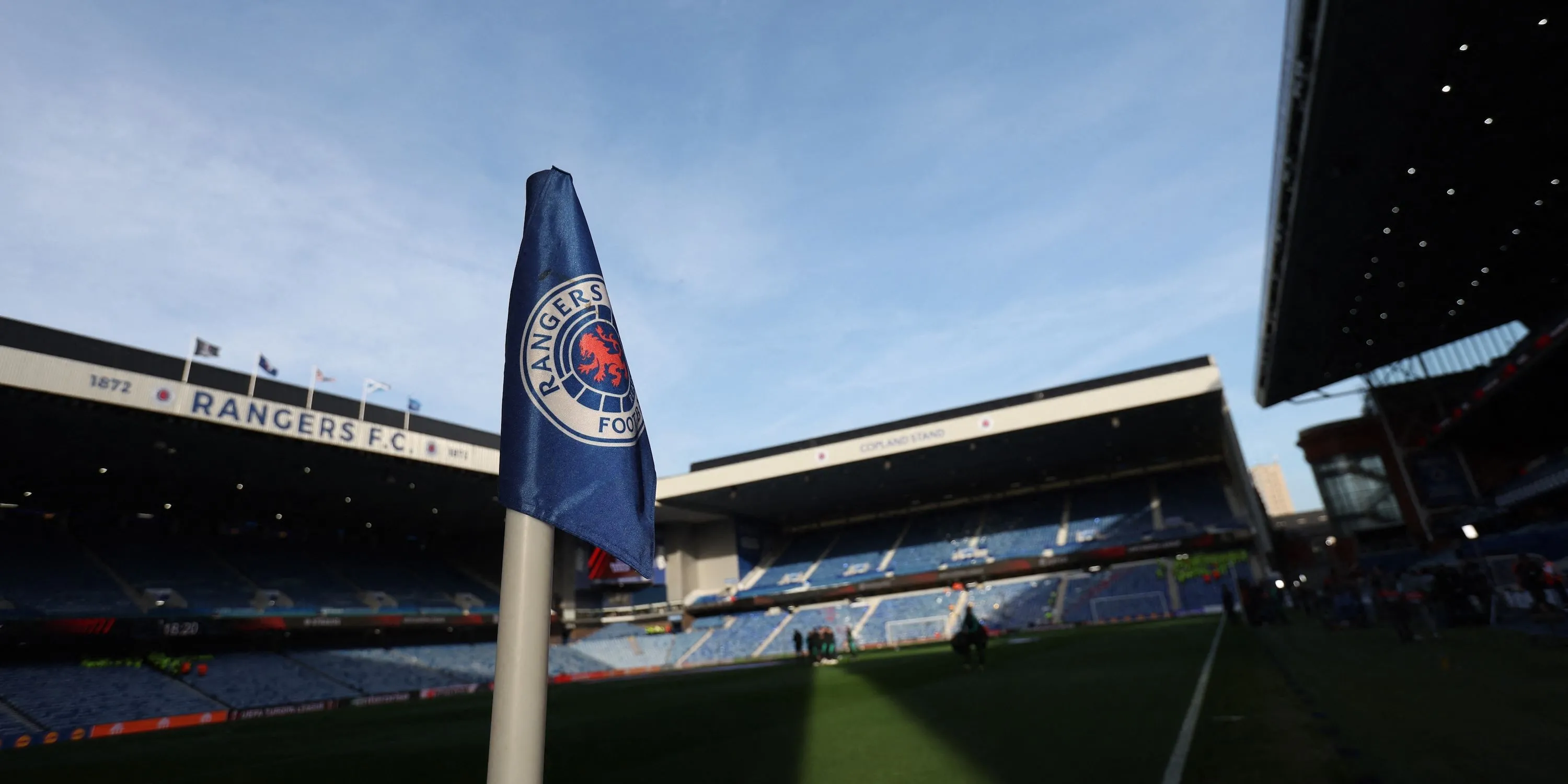 Cờ góc sân Ibrox, biểu tượng của câu lạc bộ Rangers trong bối cảnh thị trường chuyển nhượng sôi động.