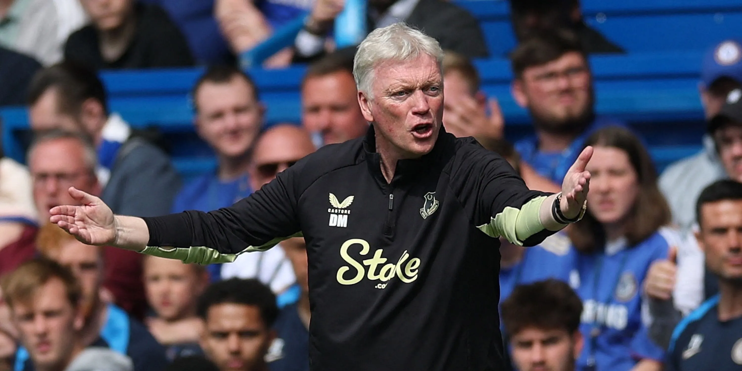 David Moyes, huấn luyện viên Everton, đang theo dõi trận đấu