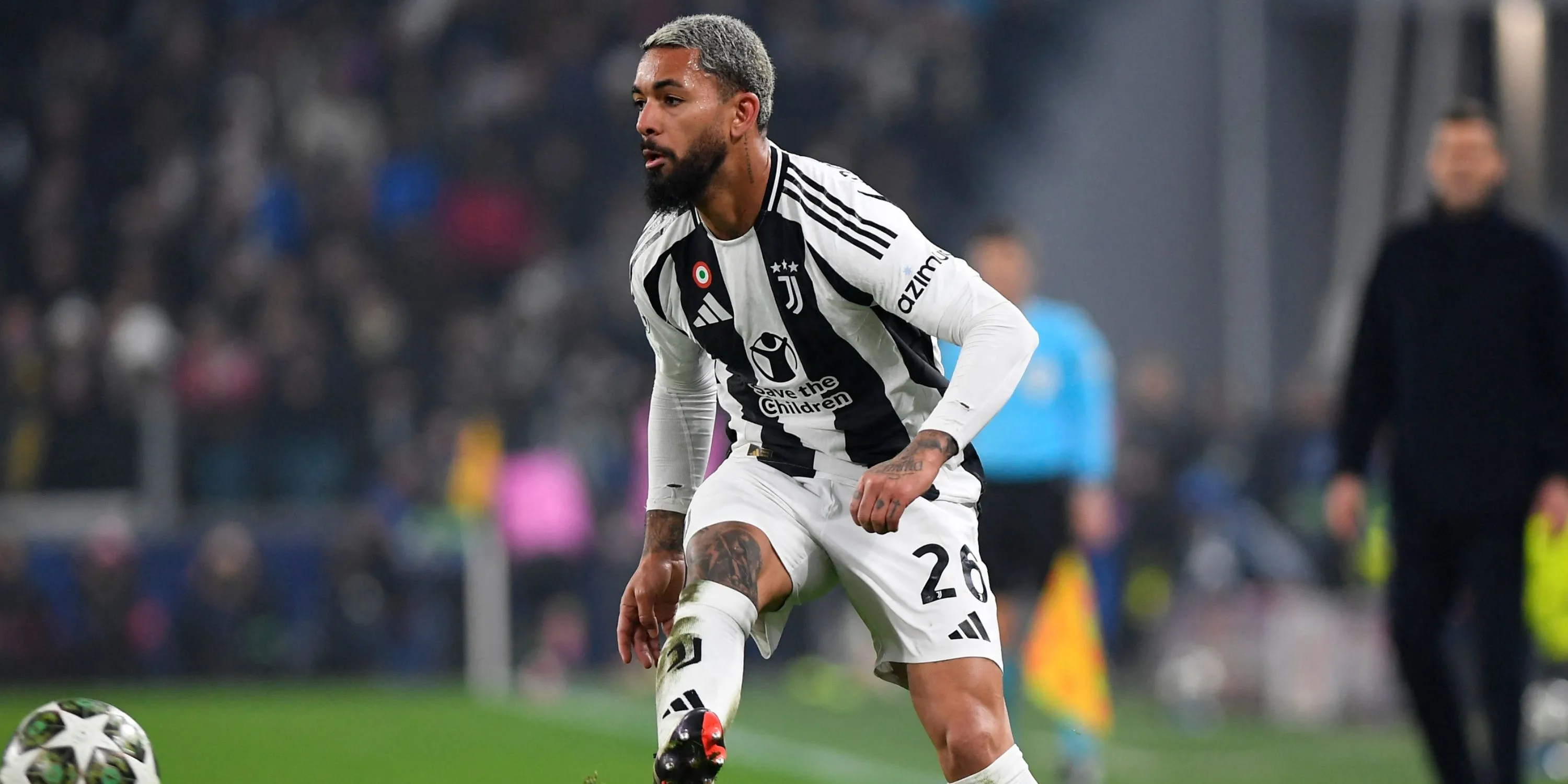 Douglas Luiz, tiền vệ được Everton tiếp cận, trong màu áo Juventus.