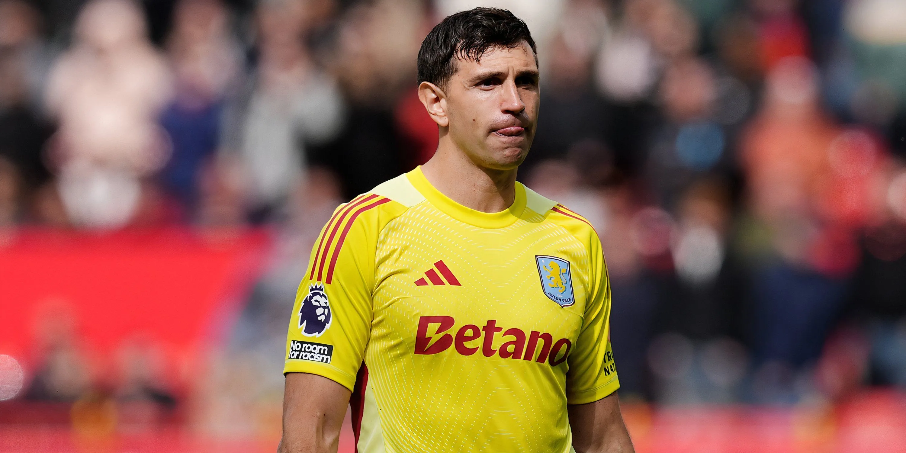 Emiliano Martinez trong màu áo Aston Villa sau khi nhận thẻ đỏ trước Manchester United
