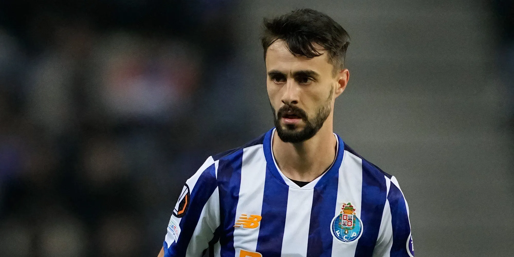 Fabio Vieira trong màu áo Arsenal trước tin đồn chuyển nhượng mùa hè.