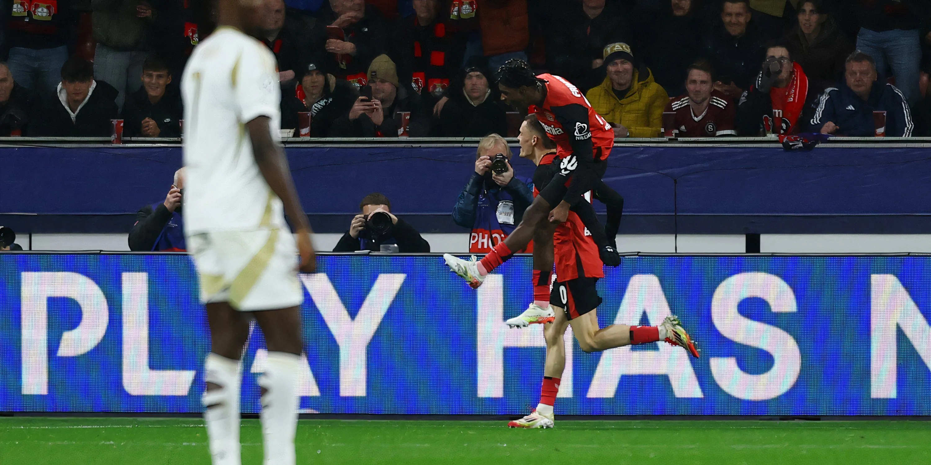 Florian Wirtz ăn mừng cùng Jeremie Frimpong - Hai tân binh của Liverpool hè 2024