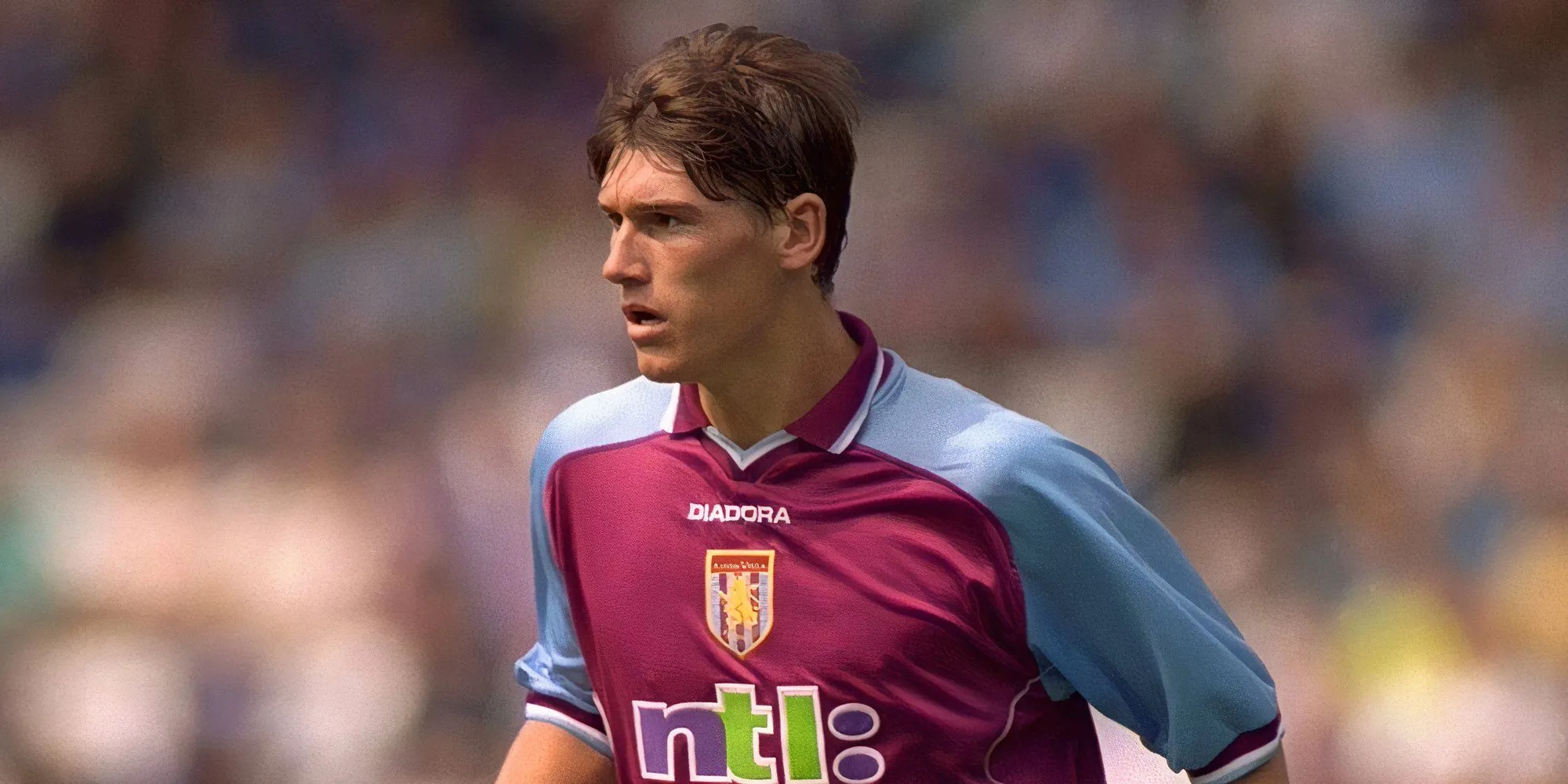 Gareth Barry trong màu áo Aston Villa thi đấu tại Premier League