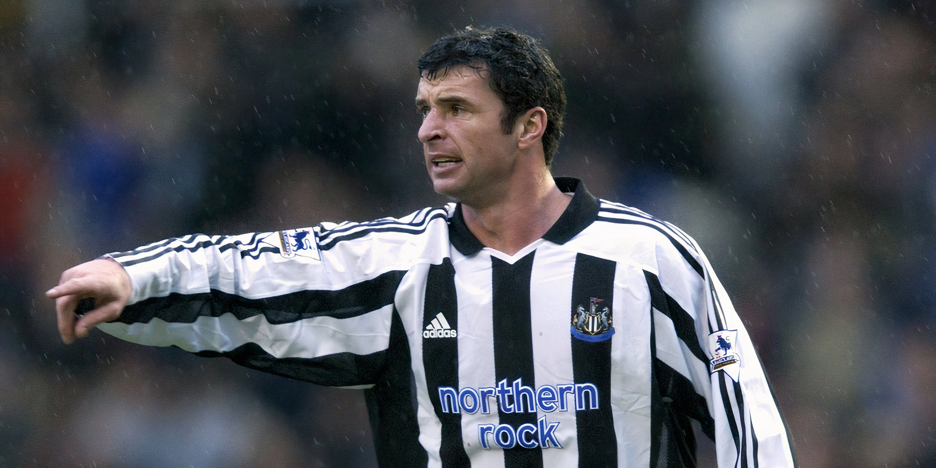 Gary Speed trên sân cỏ trong trang phục Newcastle United, thể hiện sự mạnh mẽ và tinh thần chiến đấu