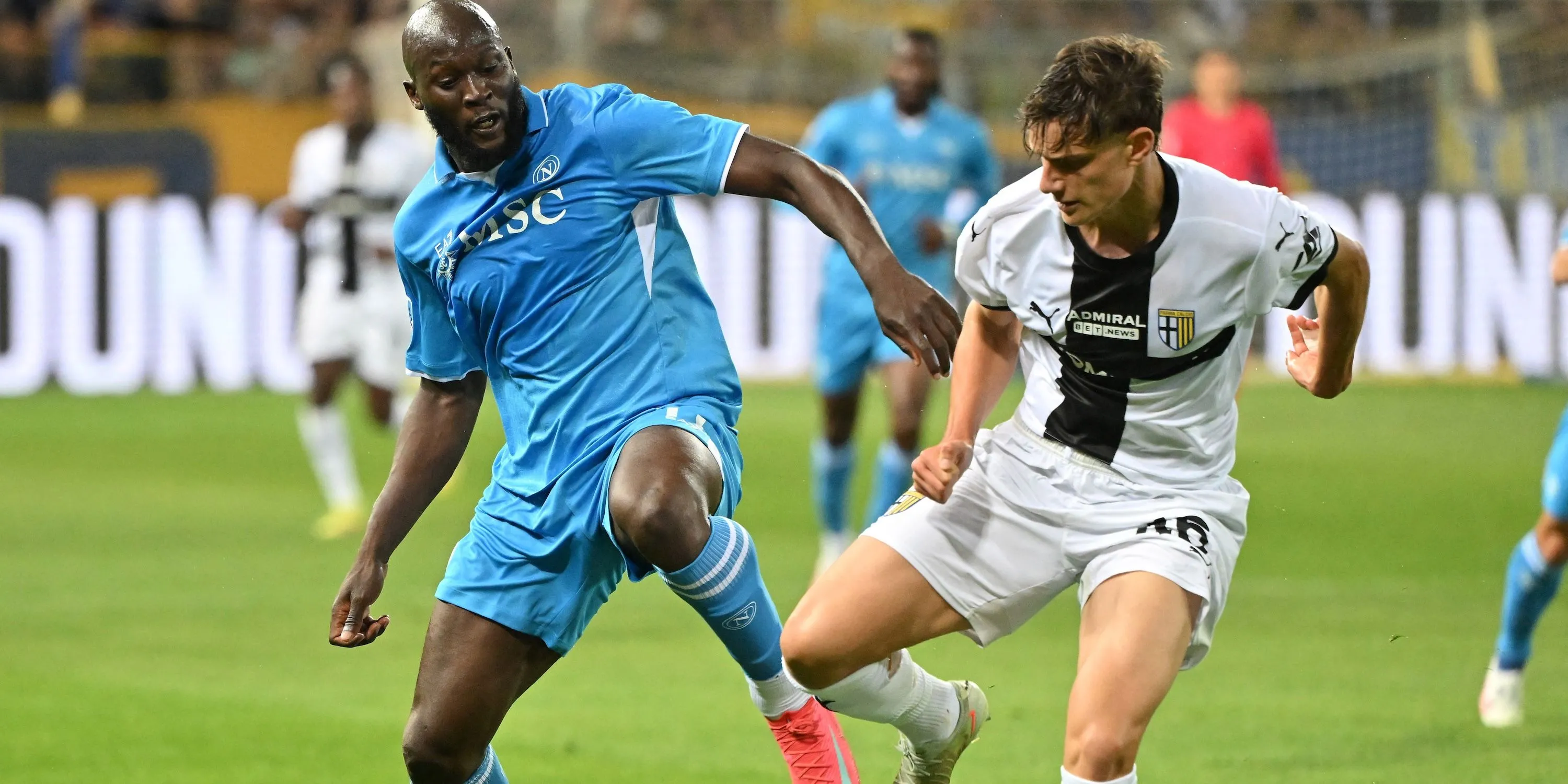 Giovanni Leoni (Parma) tranh chấp bóng với Romelu Lukaku (Napoli) trên sân cỏ