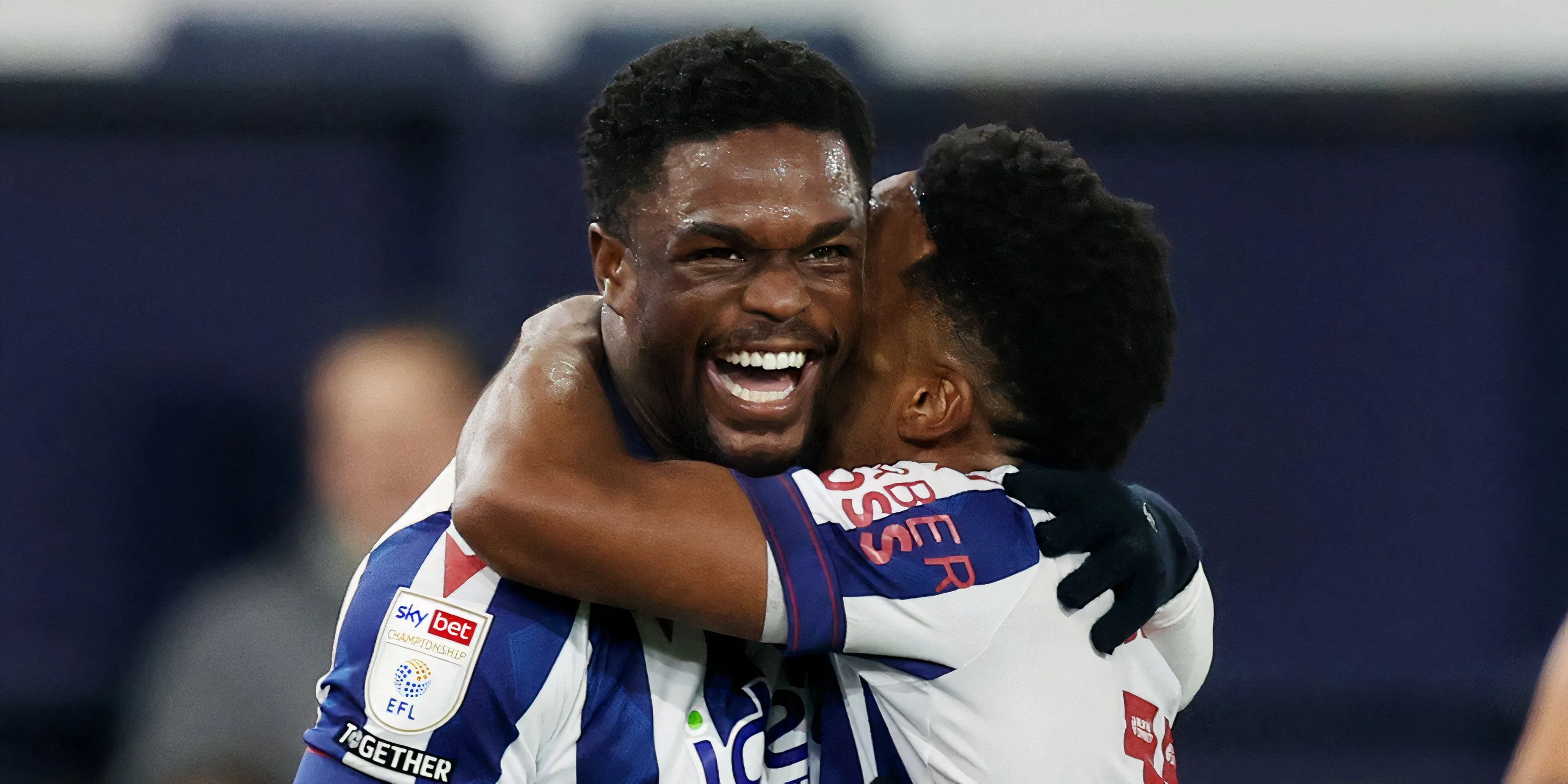 Grady Diangana ăn mừng cùng đồng đội West Brom ở Championship