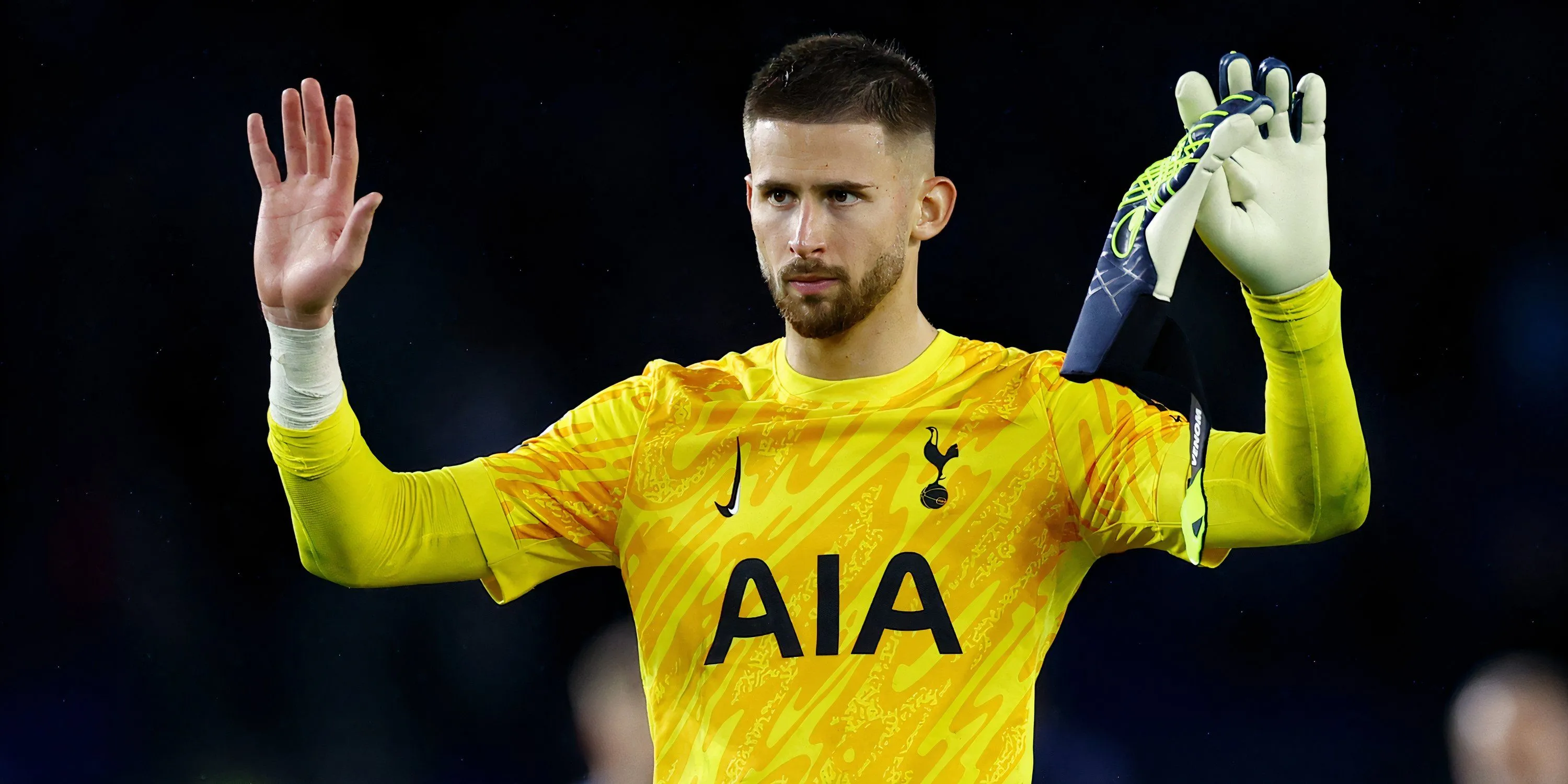 Guglielmo Vicario, thủ môn Tottenham, trong trận đấu tại Premier League