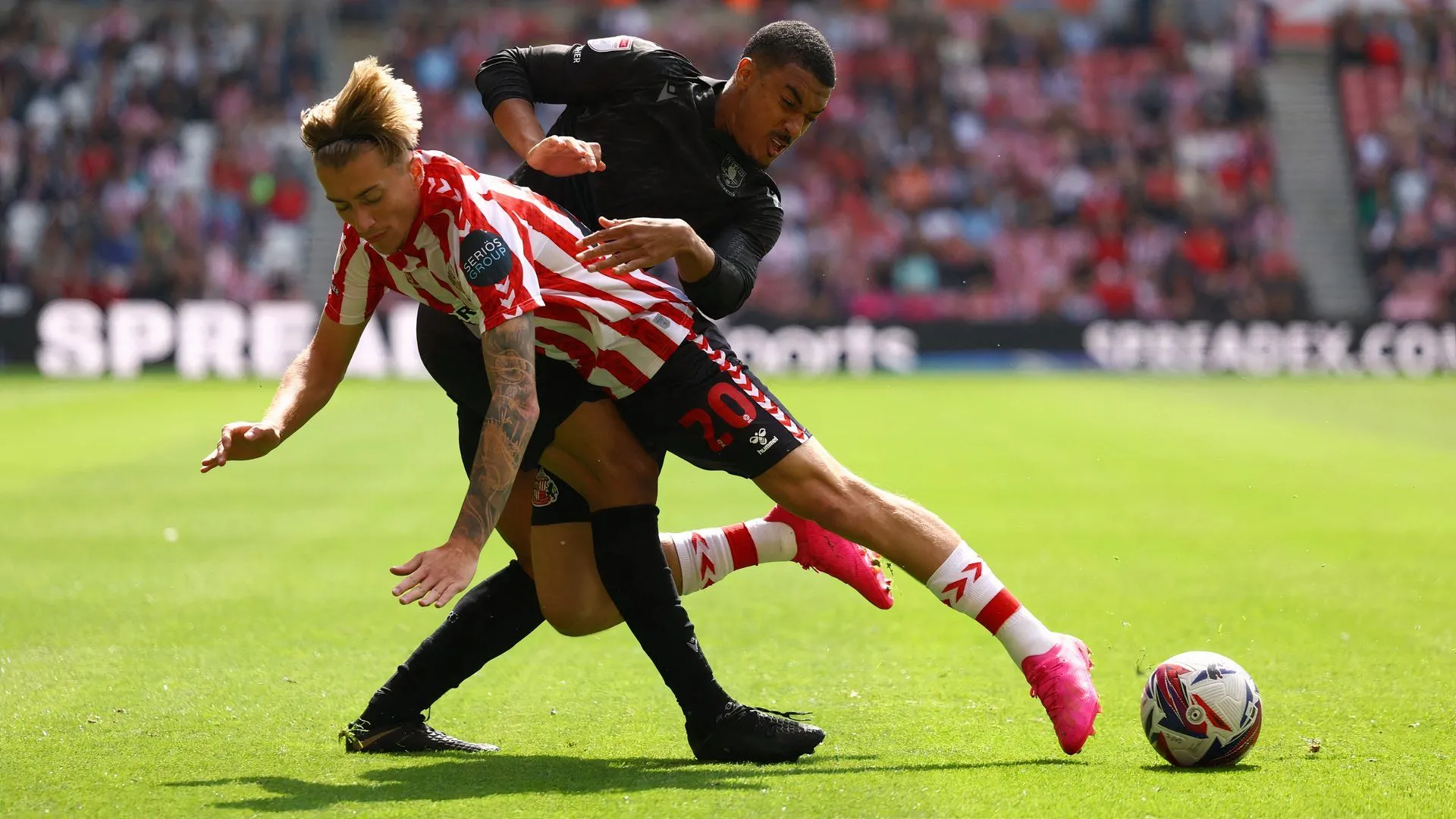 Hậu vệ Yan Valery của Sheffield Wednesday trong một trận đấu, mục tiêu chuyển nhượng của nhiều câu lạc bộ