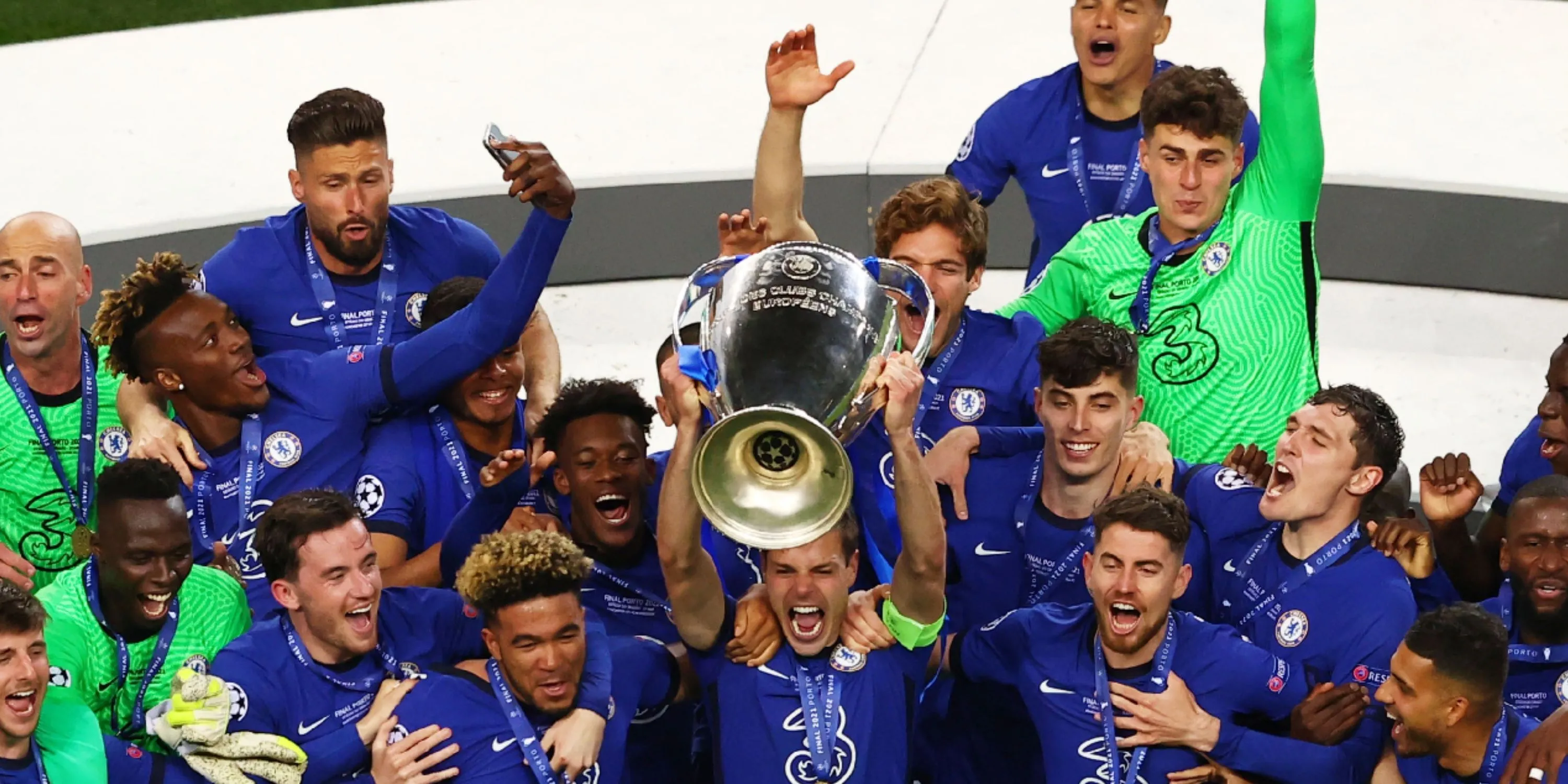 Hình ảnh Chelsea nâng cúp Champions League năm 2021