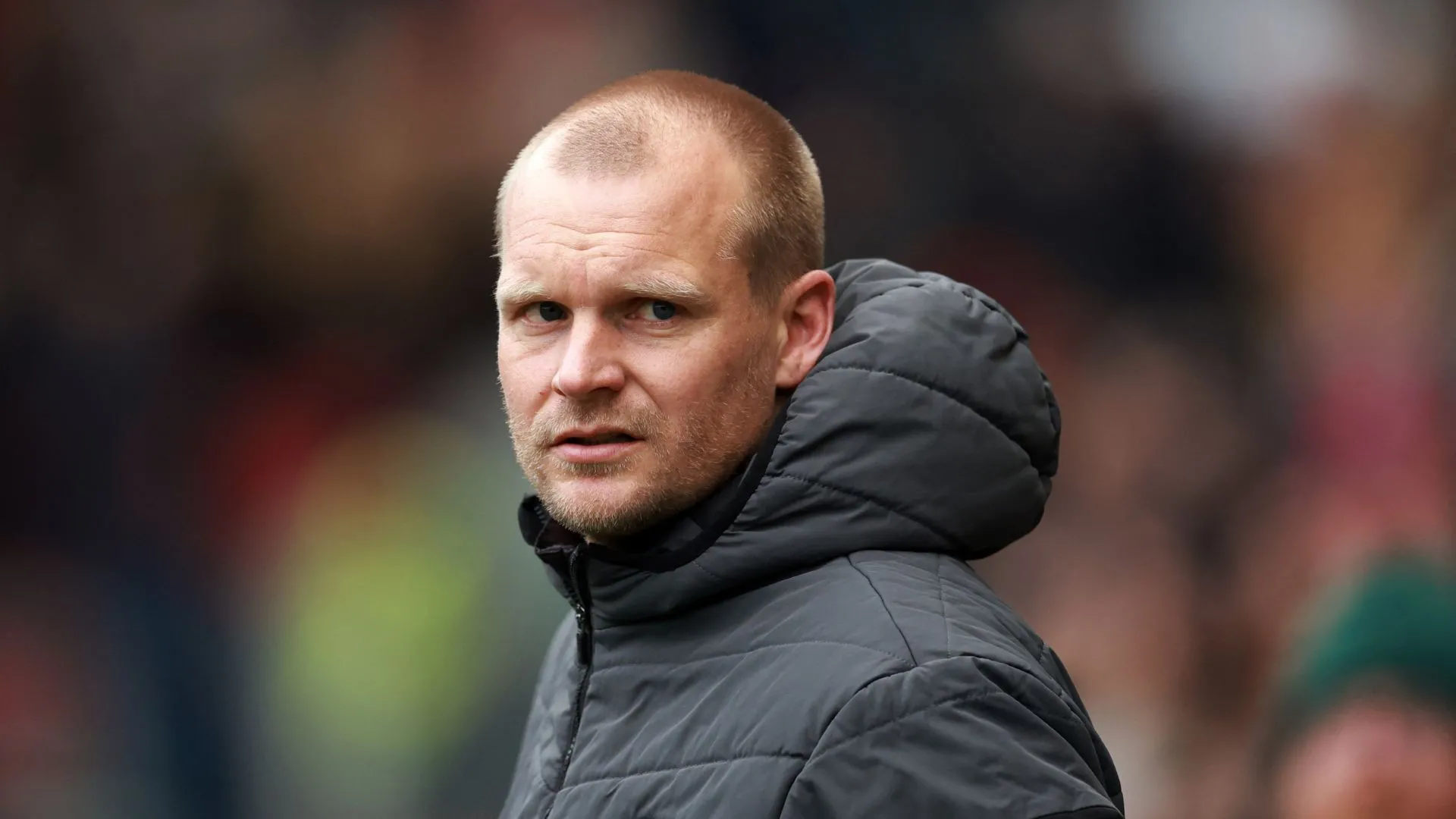 HLV Liam Manning của Norwich City trong buổi họp báo
