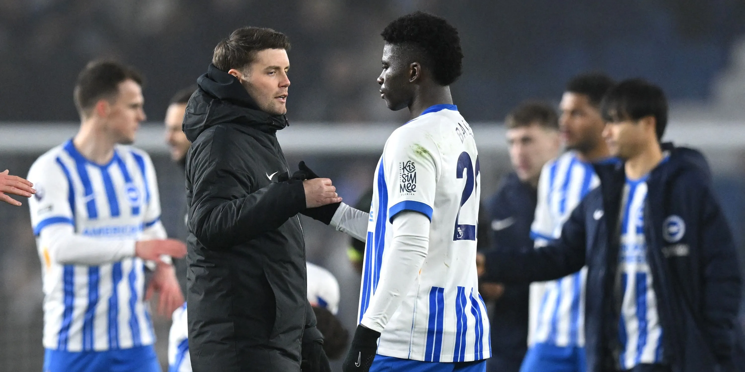 Huấn luyện viên Fabian Hurzeler của Brighton bắt tay Carlos Baleba trong bối cảnh tin đồn chuyển nhượng