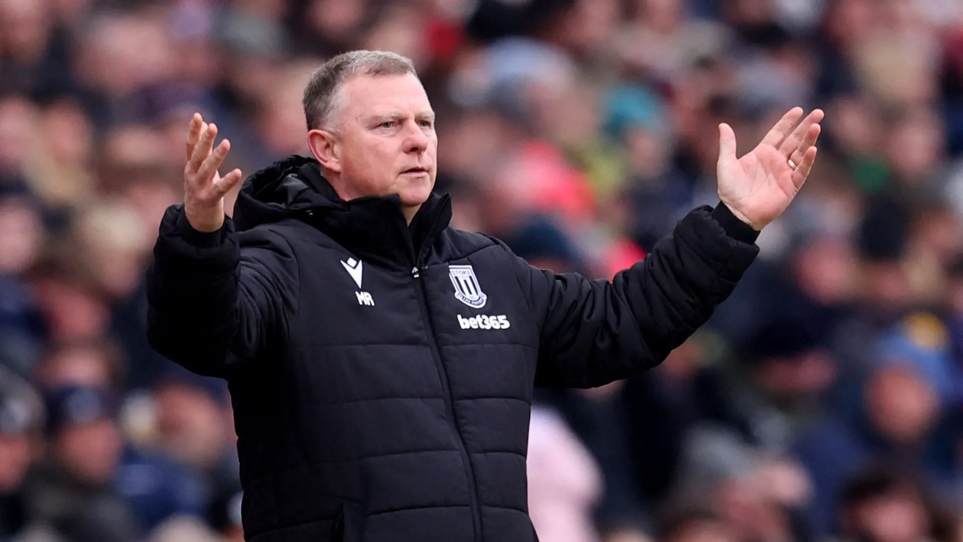 Huấn luyện viên Mark Robins của Stoke City đang nỗ lực tái thiết đội hình
