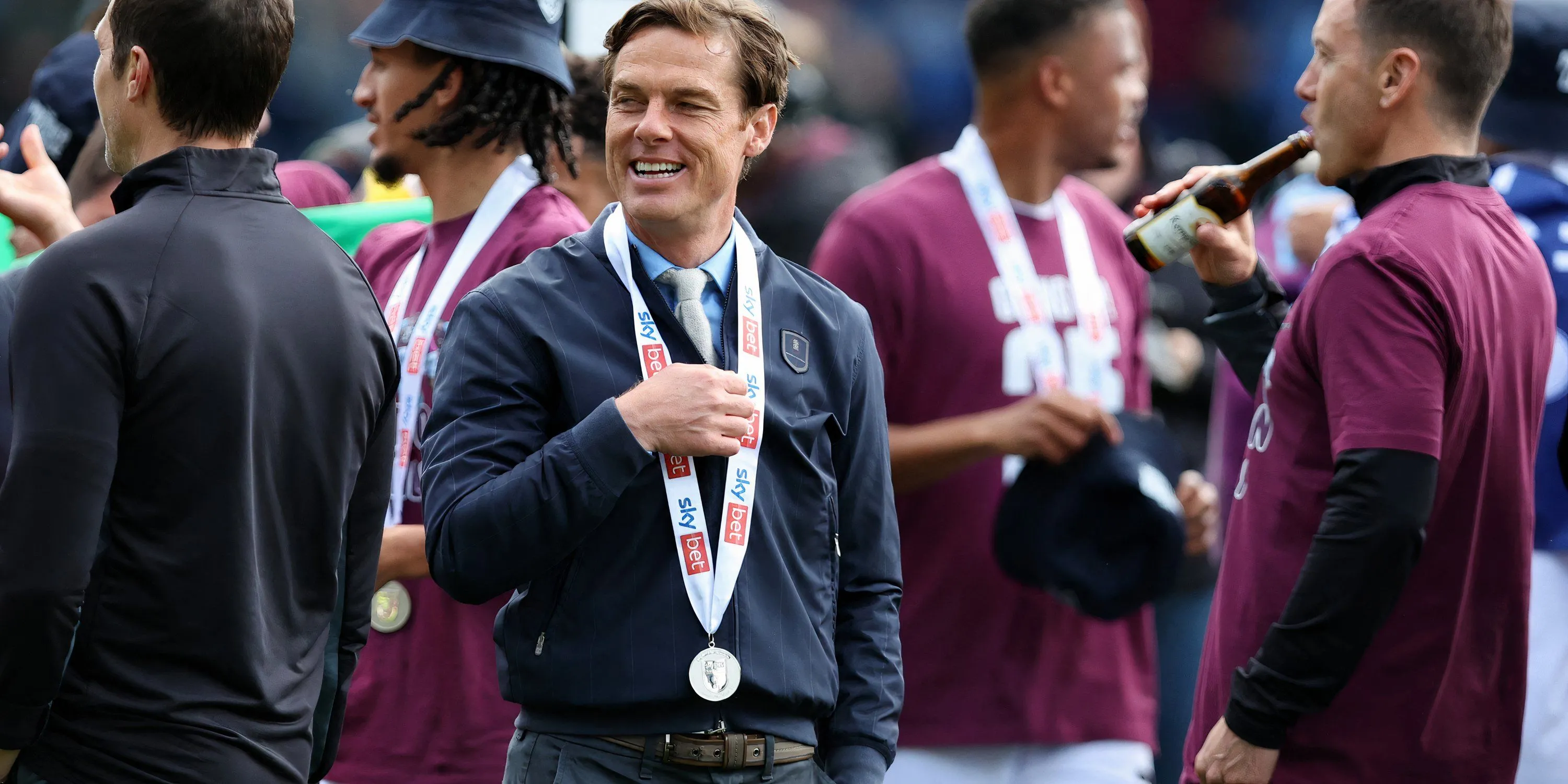 Huấn luyện viên Scott Parker cân nhắc bổ sung Jens Cajuste cho Burnley
