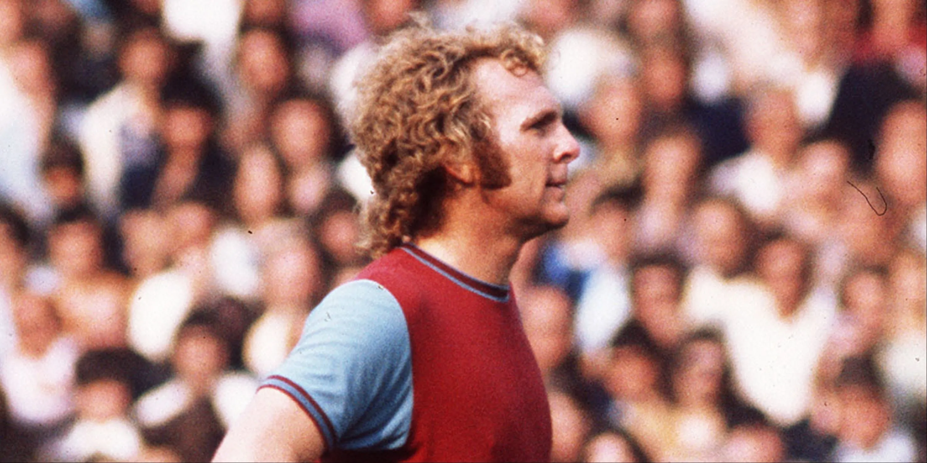 Huyền thoại Bobby Moore trong màu áo West Ham United