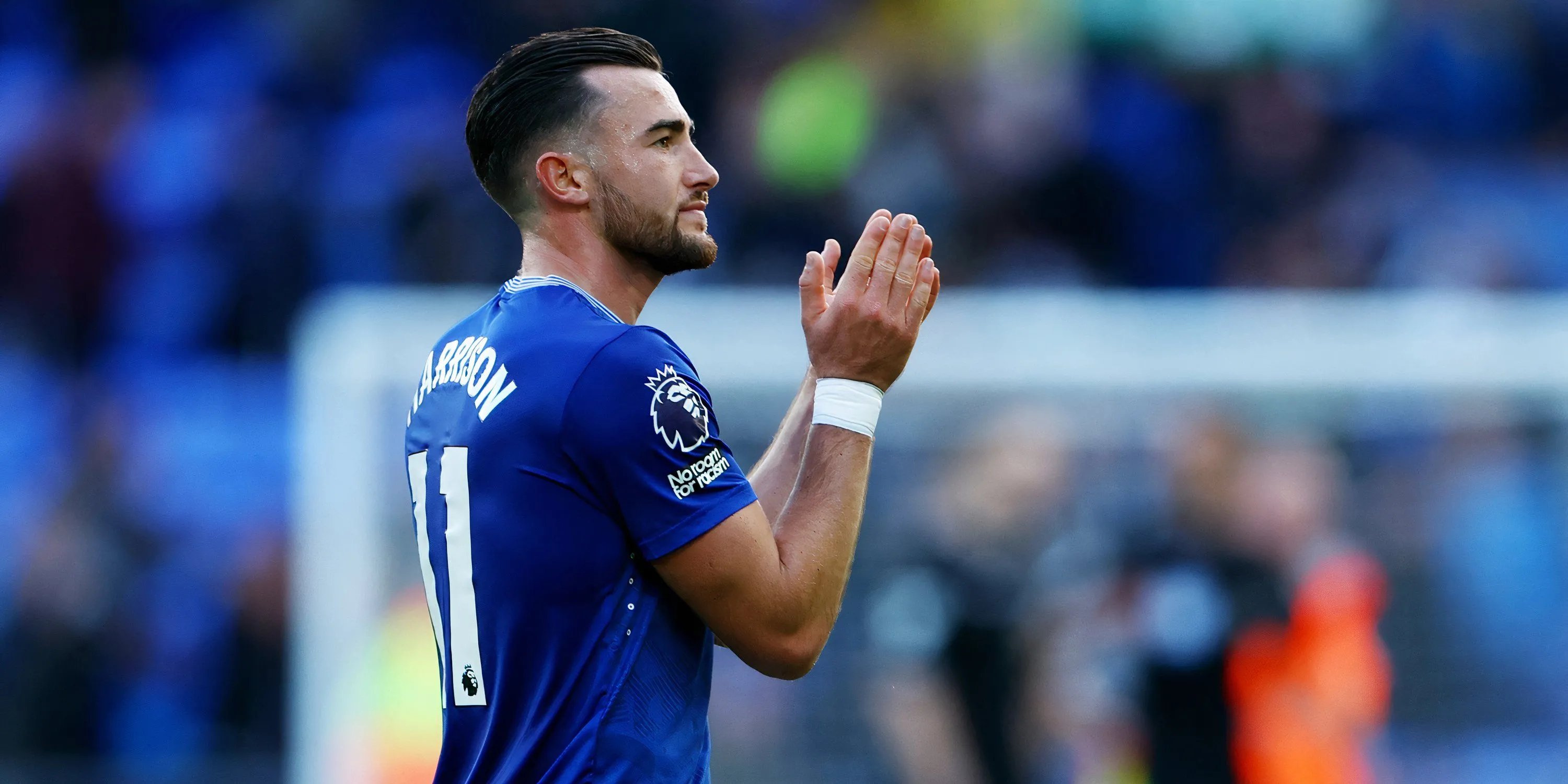 Jack Harrison thi đấu trên sân trong màu áo Everton