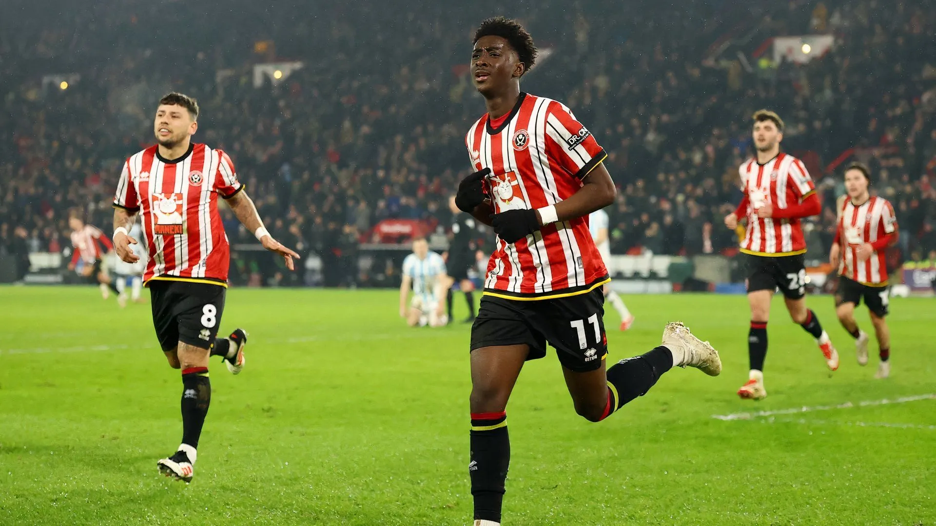 Jesurun Rak-Sakyi ăn mừng bàn thắng trong màu áo Sheffield United