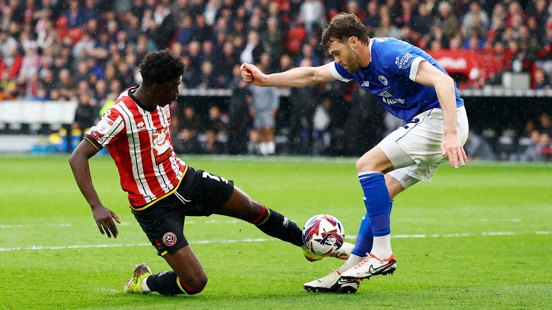 Jesurun Rak-Sakyi cùng Callum Chambers trong một trận đấu