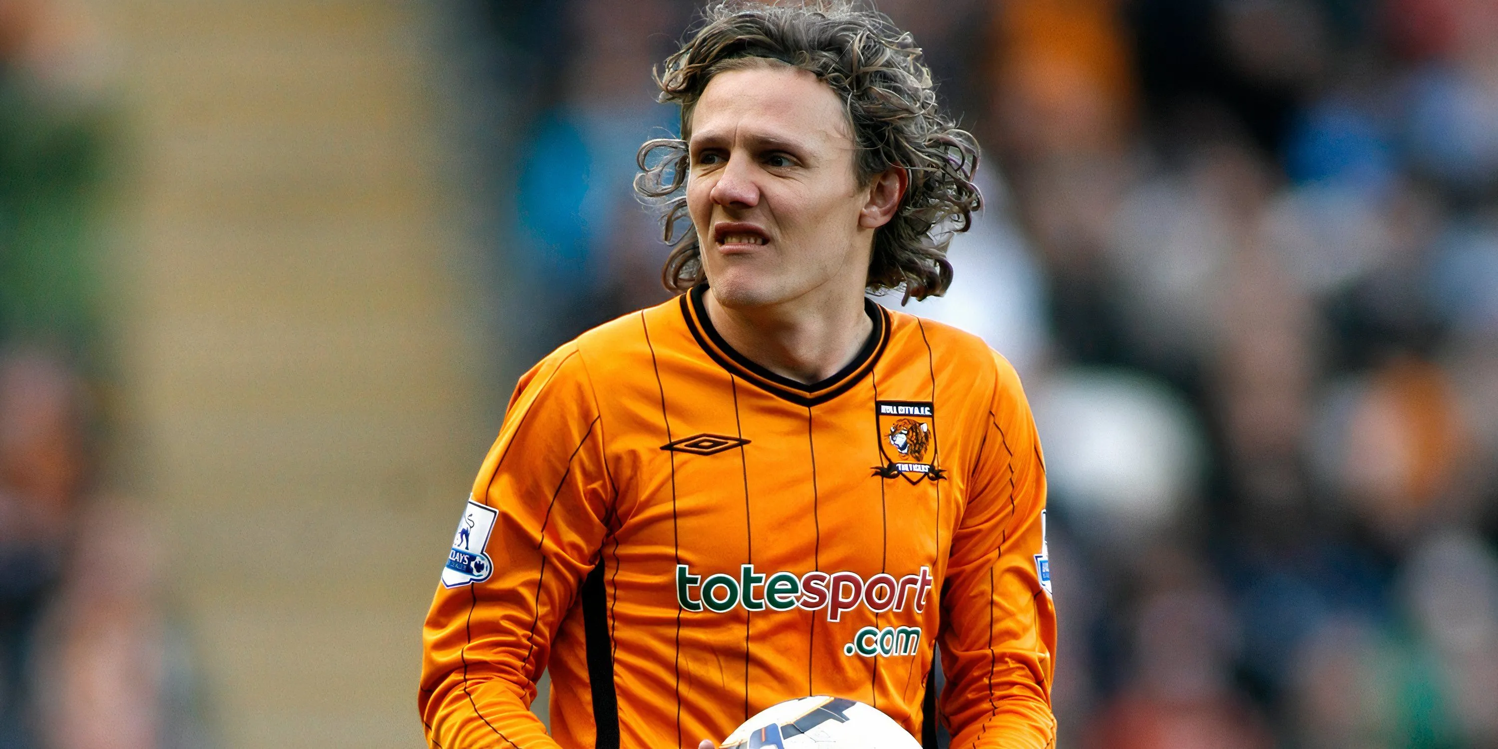 Jimmy Bullard trong màu áo Hull City, với nụ cười đặc trưng và phong thái tự tin