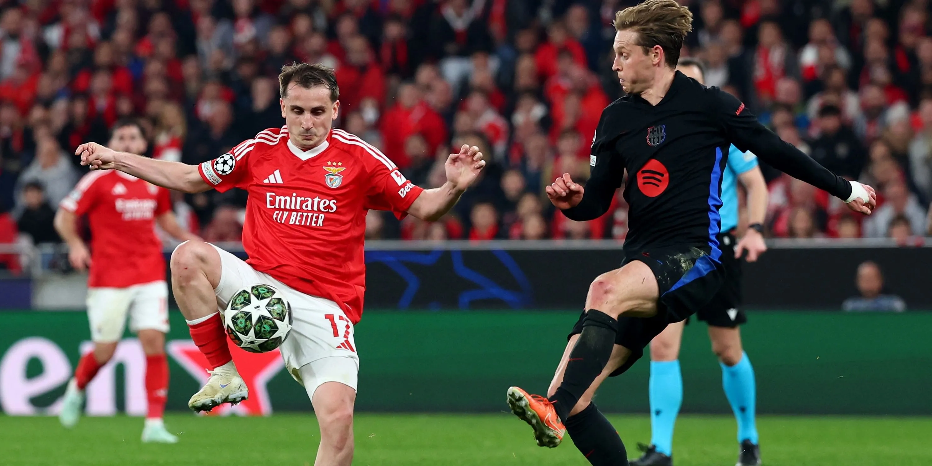 Kerem Akturkoglu tranh chấp với Frenkie de Jong của Barcelona