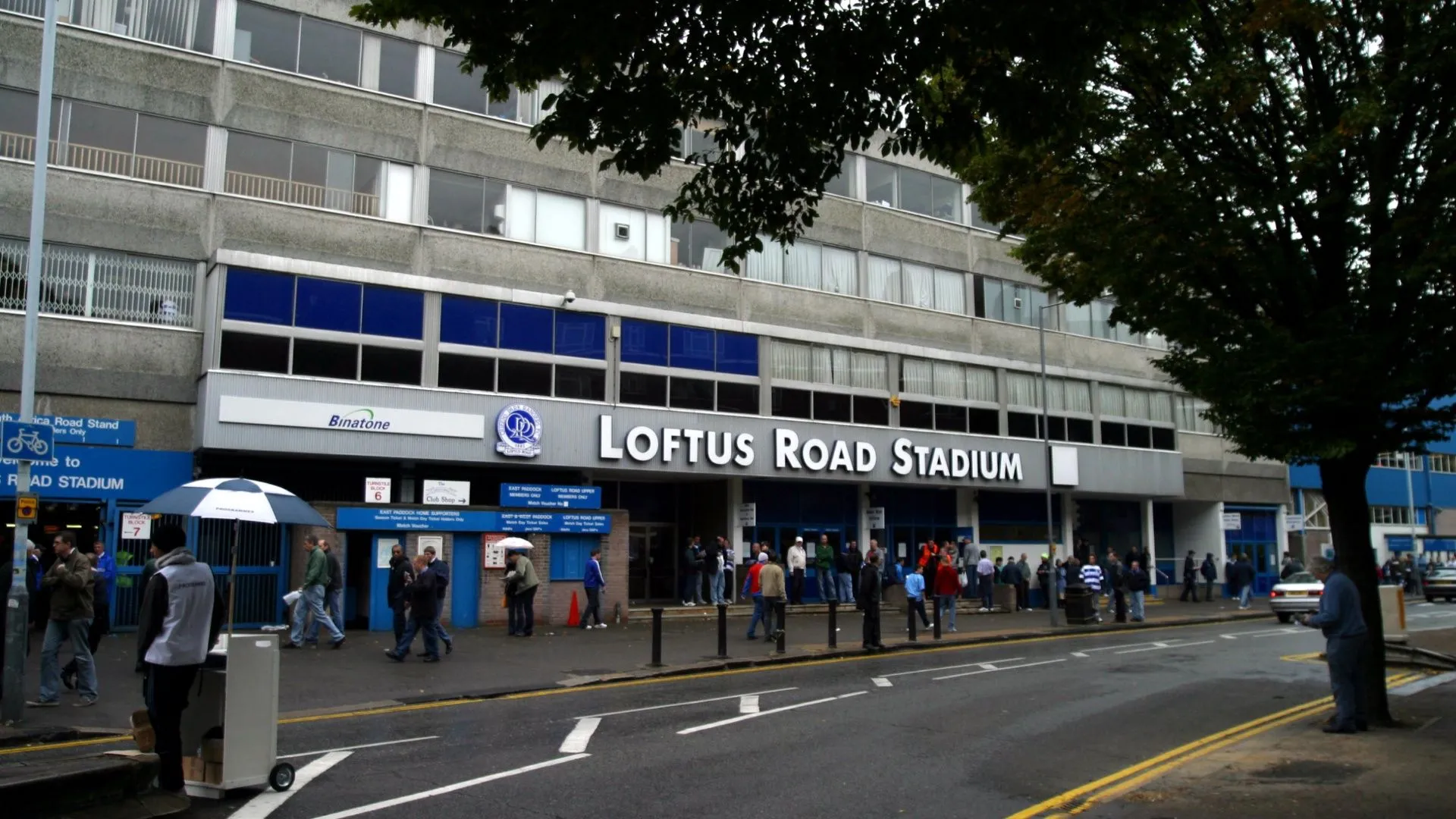 Khán giả đang cổ vũ tại sân vận động Loftus Road của QPR