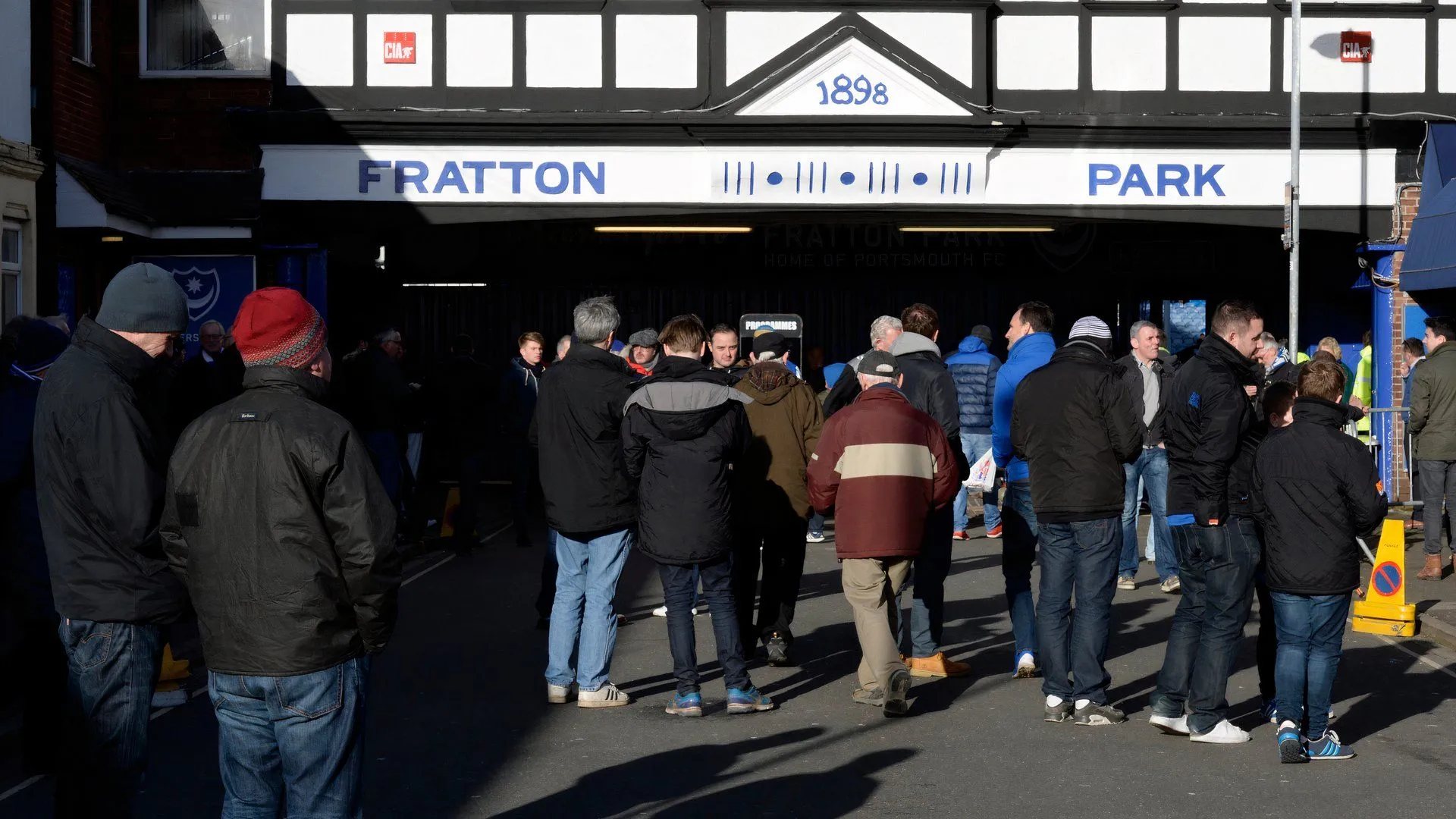 Khán giả và khung cảnh bên ngoài sân Fratton Park của Portsmouth