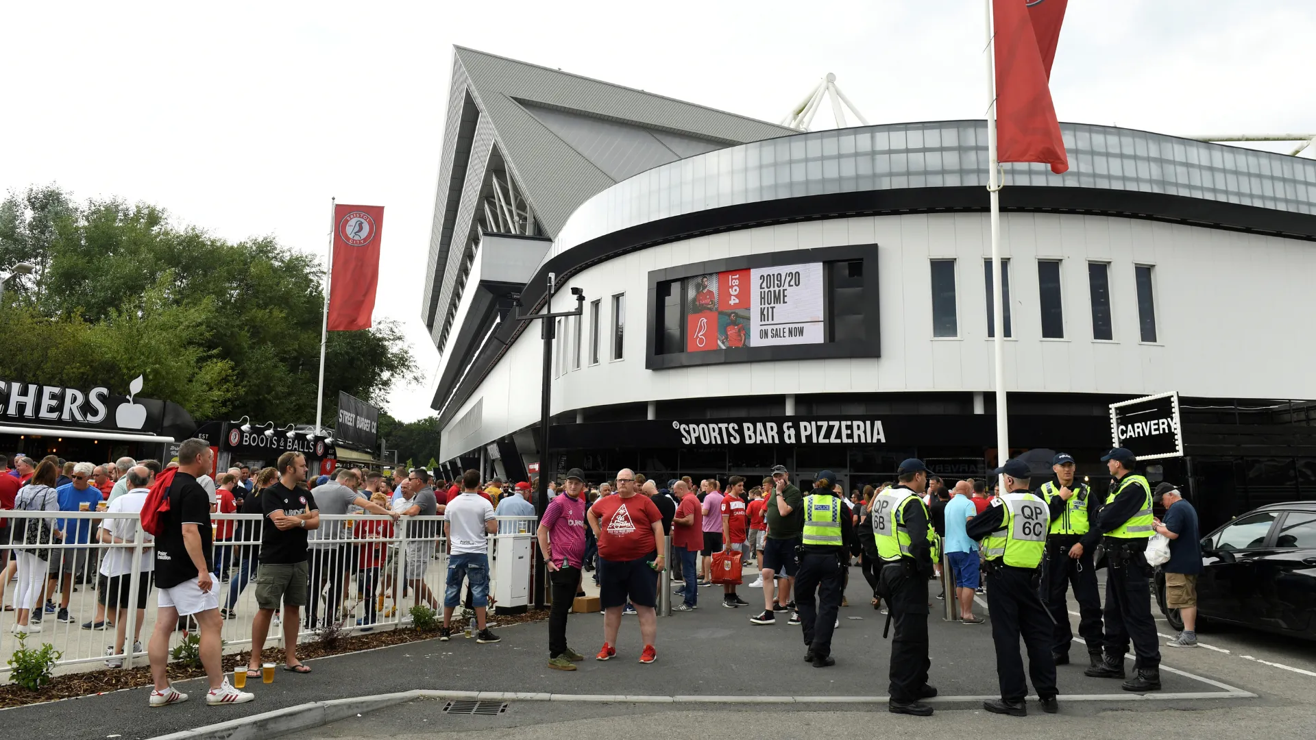 Khung cảnh bên ngoài sân vận động Ashton Gate của Bristol City