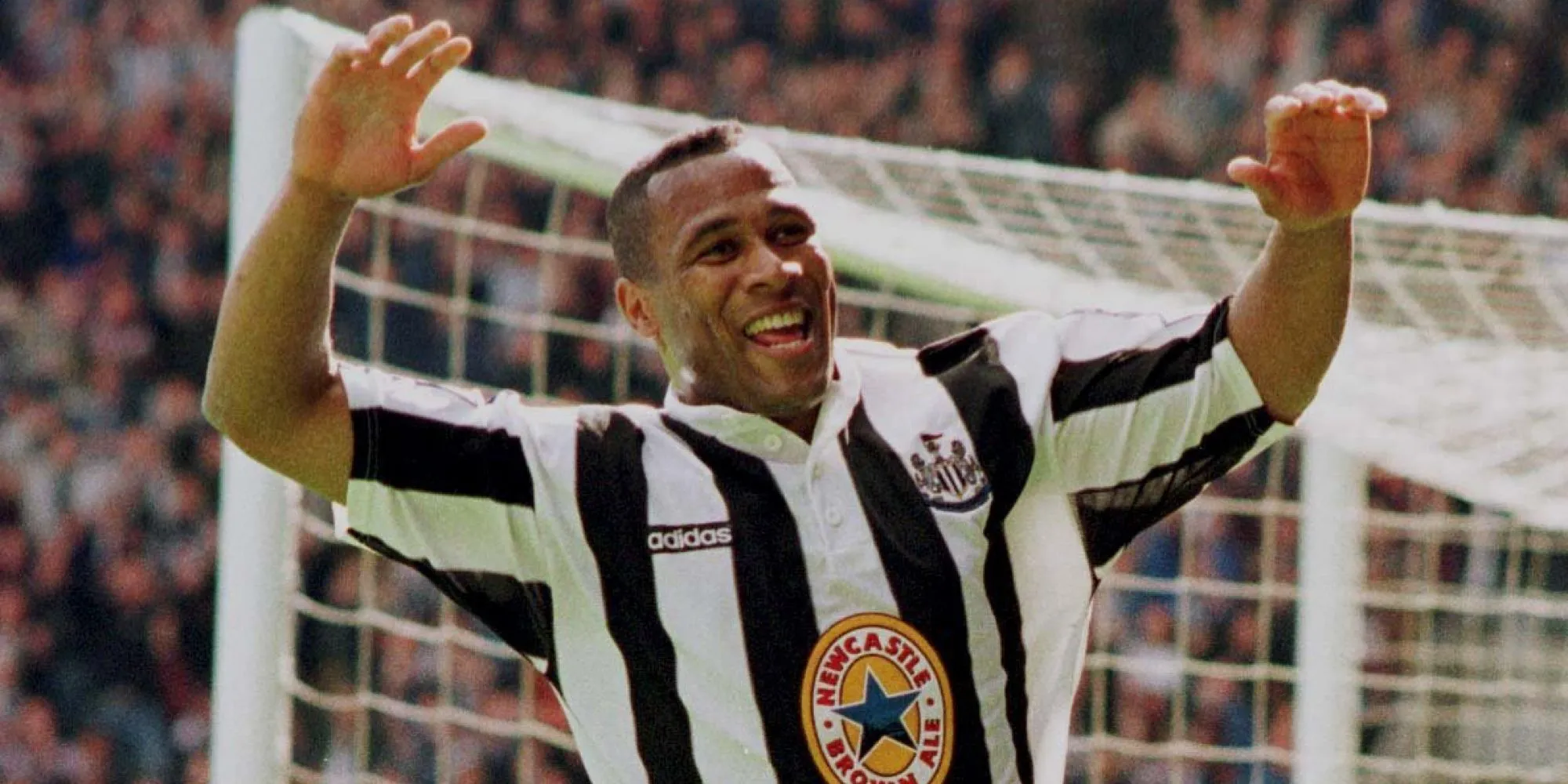 Les Ferdinand ăn mừng bàn thắng, biểu tượng sức mạnh của hàng công Premier League.