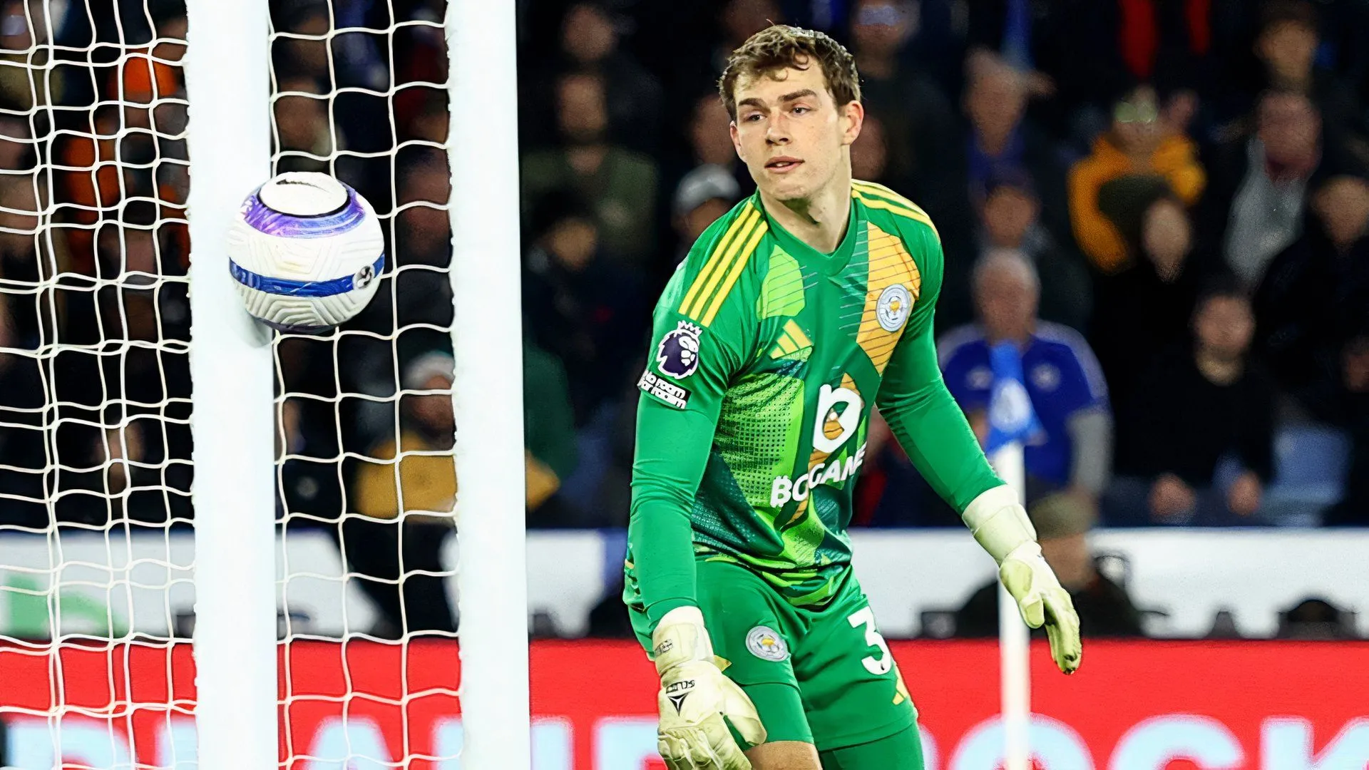 Mads Hermansen, thủ môn của Leicester City, đang thu hút sự chú ý từ West Ham United.